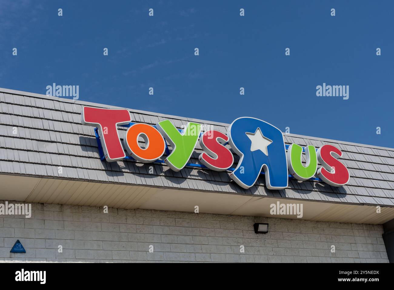 Primo piano del logo Toys 'R' Us sull'edificio. Thornhill, ONTARIO, Canada. Foto Stock