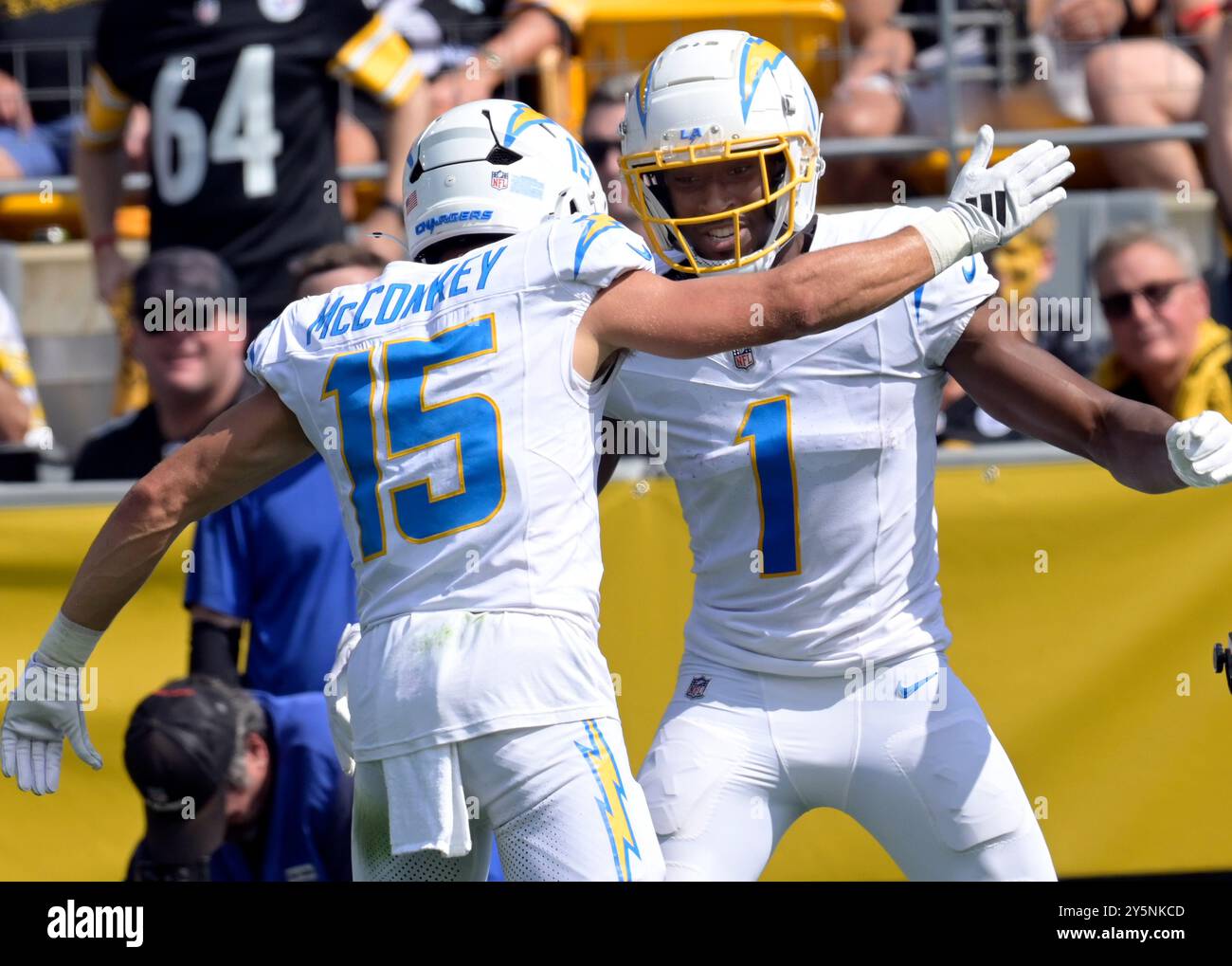 Pittsburgh, Stati Uniti. 22 settembre 2024. Il wide receiver dei Los Angeles Chargers Quentin Johnston (1) celebra il suo touchdown da 27 yard con il wide receiver dei Los Angeles Chargers Ladd McConkey (15) nel primo quarto all'Acrisure Stadium domenica 22 settembre 2024 a Pittsburgh. Foto di Archie Carpenter/UPI credito: UPI/Alamy Live News Foto Stock