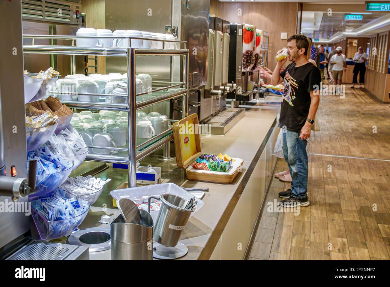 Messina Sicilia Italia, nave NCL della Norwegian Cruise Line, itinerario di 10 giorni del Mar Mediterraneo, a bordo interno, passeggero che beve, Garde Foto Stock