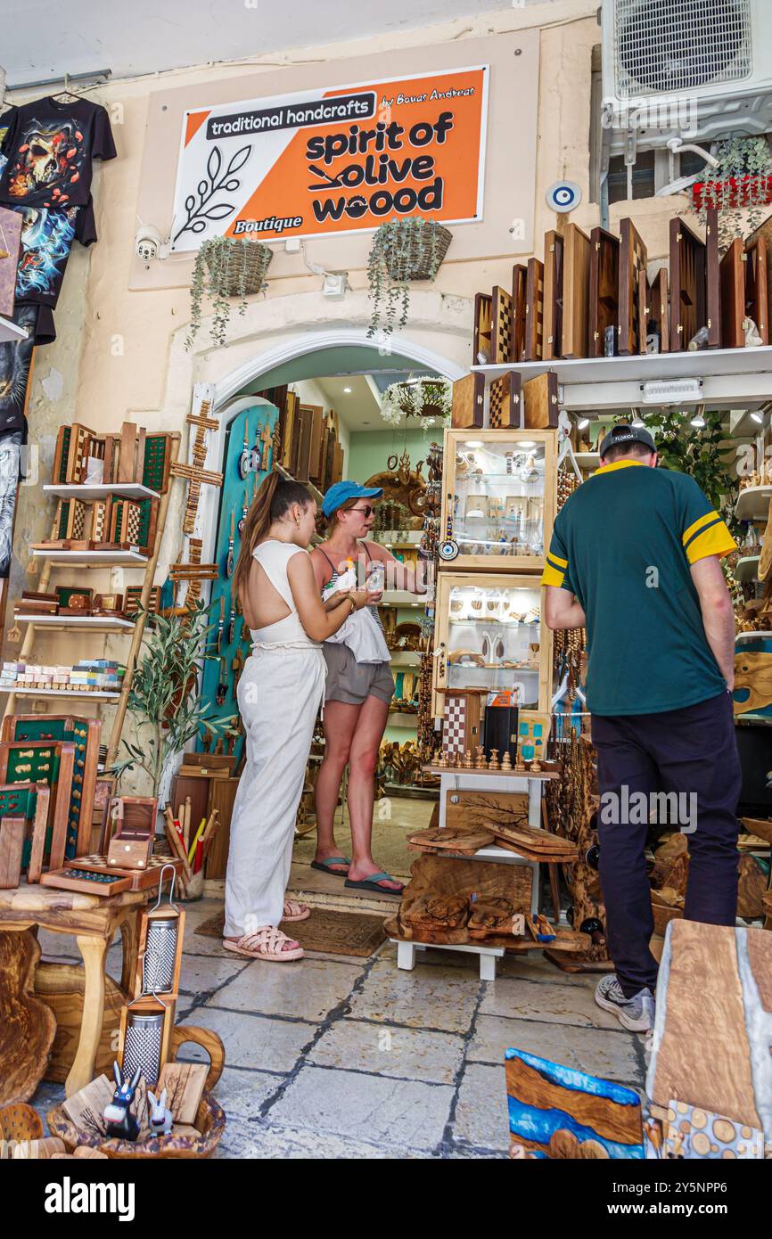 Corfù, Grecia, città vecchia, via Filellino, boutique Spirit of Olive Wood, shopping per coppie di uomini e donne, souvenir, ingresso interno, EU greco Foto Stock