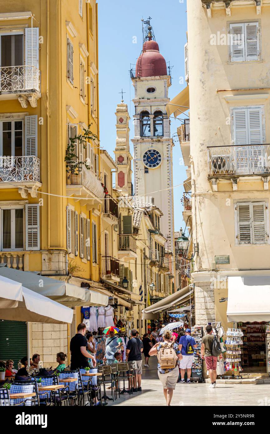 Corfù, Grecia, città vecchia, via Agiou Spiridonos, Chiesa Santa di San Spyridon, greco-ortodosso, esterno, orologio del campanile, stazione dei negozi di Kofineta plaza Foto Stock