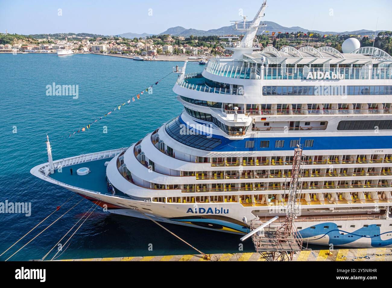 Corfù Grecia, Mar Mediterraneo, Porto Corfù, stretto di Notio Steno Kerkiras, nave AIDAblu Aida Cruises attraccata in Germania, Grecia Europa europea, i visitatori viaggiano Foto Stock