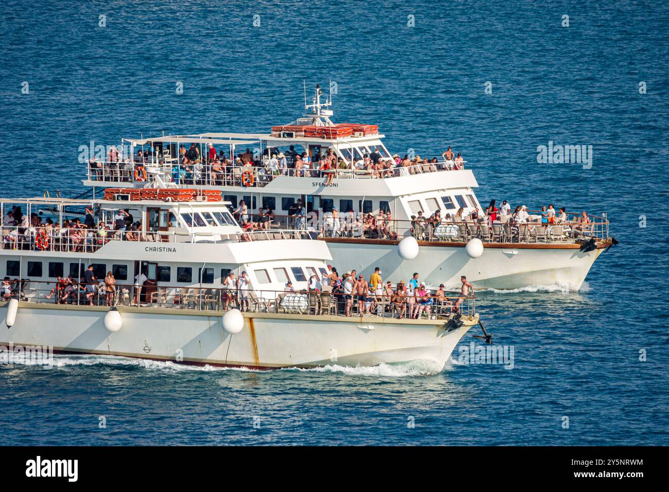 Corfù, Grecia, Mar Mediterraneo, Porto Corfù, stretto di Notio Steno Kerkiras, crociera di un giorno in barca di ritorno Christina Sfendoni, passeggeri a piena capacità Foto Stock
