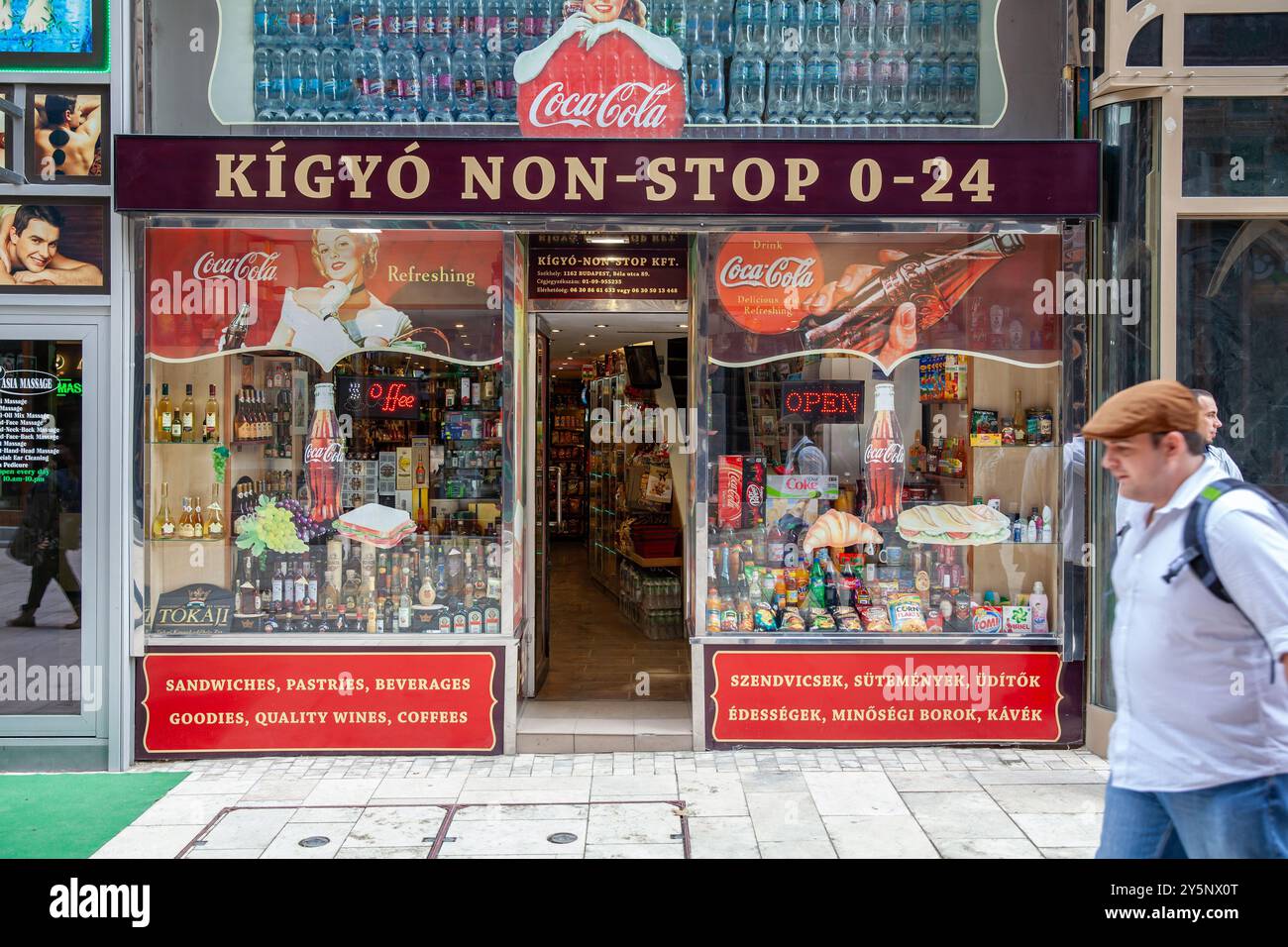 Kigyo non Stop 0-24 negozio di alimentari in via Kígyó, Budapest Ungheria, cartelli pubblicitari Vintage Coca Cola Foto Stock