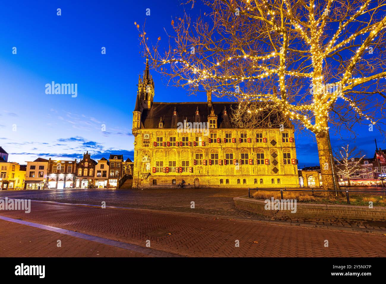 Vista sulla strada del vecchio municipio nella città storica di Gouda, Paesi Bassi al crepuscolo Foto Stock