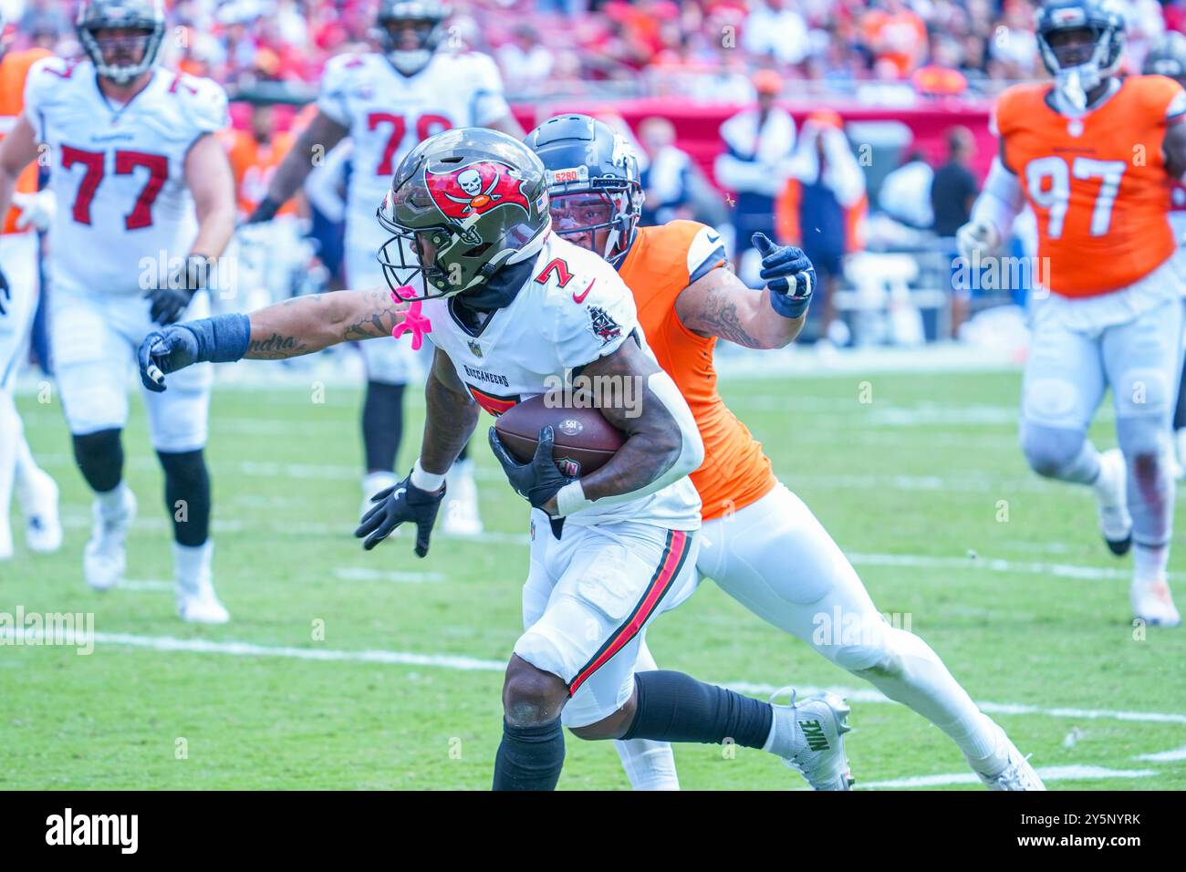 Tampa Bay, Florida, Stati Uniti, 22 settembre 2024, il runningback dei Tampa Bay Buccaneers Bucky Irving #7 fa una corsa al Raymond James Stadium. (Foto: Marty Jean-Louis/Alamy Live News Foto Stock