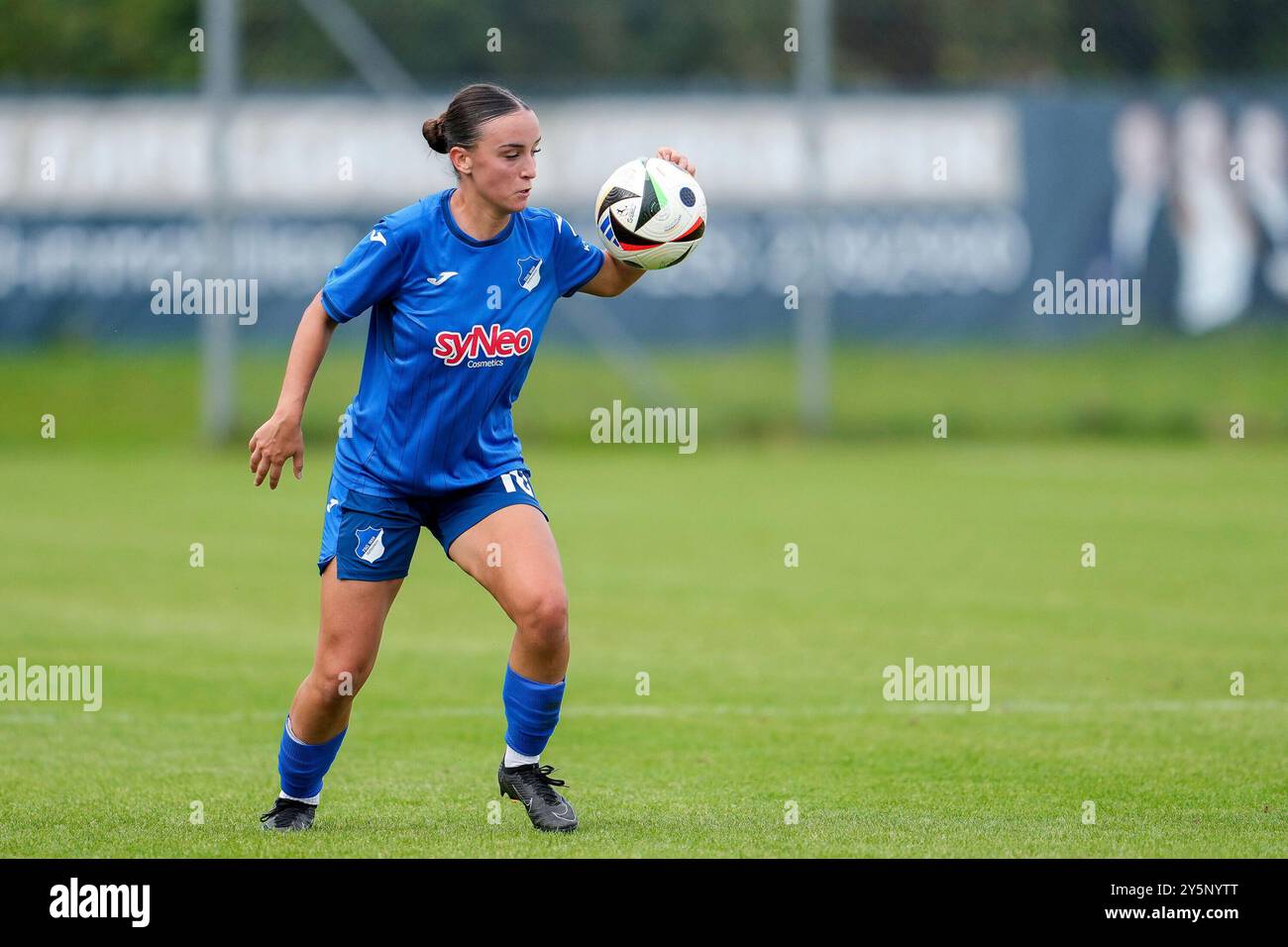 St. Leon Rot, Germania. 22 settembre 2024. Sara Sahiti (STG II, 10), AM Ball, Freisteller, Ganzkörper, Einzelbild, Einzelfoto, Aktion, Action, 22.09.2024, St. Leon-Rot (Deutschland), Fussball, Regionalliga Süd, TSG 1899 Hoffenheim U20 - VfB Stuttgart, 22.09.2024, St. Leon-Rot (Deutschland), Fussball, Regionalliga Süd, TSG 1899 HOFFENHEIM U20 - VFB STUTTGART, LE NORMATIVE DFB/DFL VIETANO QUALSIASI USO DI FOTOGRAFIE COME SEQUENZE DI IMMAGINI E/O QUASI-VIDEO. Credito: dpa/Alamy Live News Foto Stock