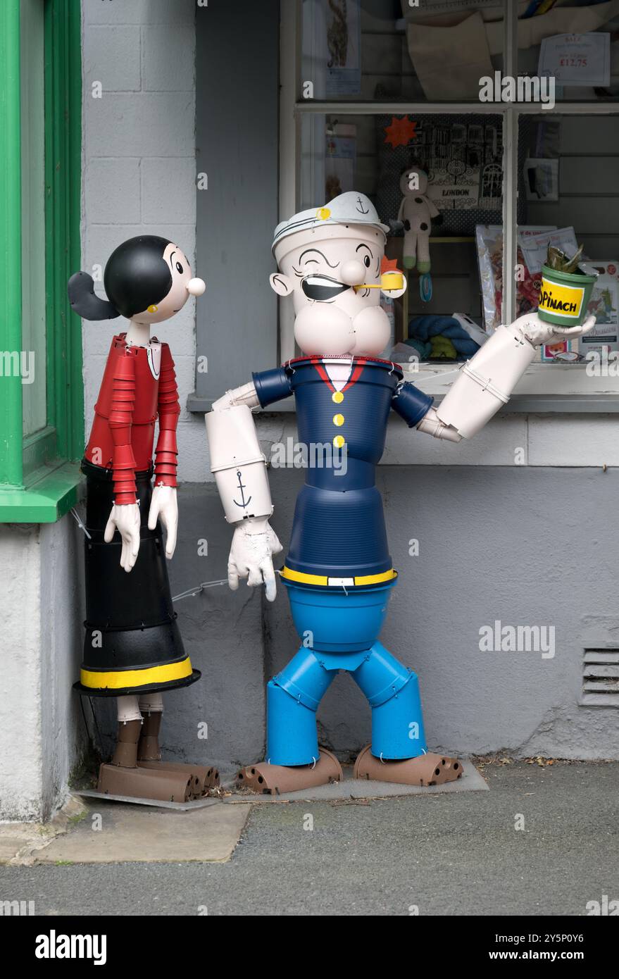 Settle Flowerpot Festival, estate 2024. Flowerpot figure di personaggi dei cartoni animati braccio di ferro e Olive Oyl nel centro della città. Foto Stock