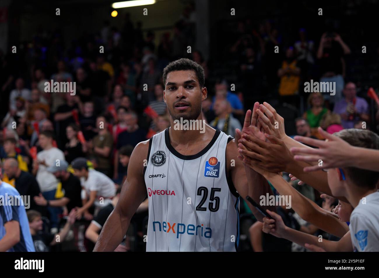 Amburgo, Germania. 22 settembre 2024. Amburgo, Germania, 22 settembre 2024: Kenneth Ogbe ( 25 Amburgo ) dopo la partita di Bundesliga easyCredit tra Veolia Towers Hamburg e Alba Berlin all'Inselpark Arena di Amburgo, GERMANIA. (Julia Kneissl/SPP) credito: SPP Sport Press Photo. /Alamy Live News Foto Stock