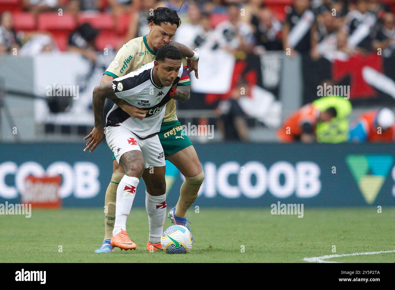 Brasilia, Brasile. 22 settembre 2024. David Correa di Vasco da Gama combatte per il possesso di palla con Gustavo Gomez del Palmeiras, durante la partita tra Vasco da Gama e Palmeiras, per il brasiliano serie A 2024, allo Stadio Mane Garrincha, a Brasilia il 22 settembre 2024 foto: Adalberto Marques/DiaEsportivo/Alamy Live News Credit: DiaEsportivo/Alamy Live News Foto Stock