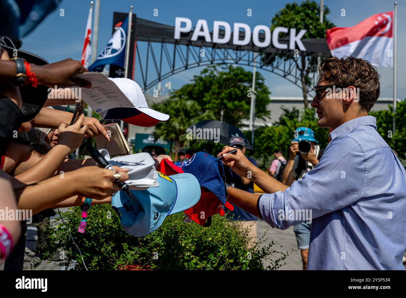 Marina Bay, Singapore, 22 settembre, George Russell, dal Regno Unito gareggia per Mercedes F1. Giorno della gara, round 18 del campionato di Formula 1 2024. Crediti: Michael Potts/Alamy Live News Foto Stock