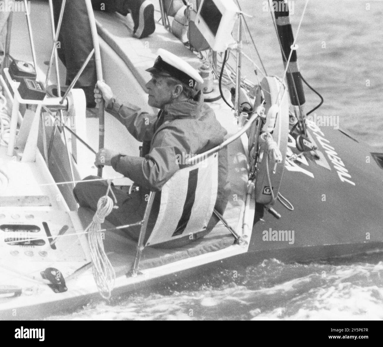 PRINCE PHILLIP NAVIGANDO A BORDO DI YEOMAN A COWES, 1988 PIC MIKE WALKER 1988 Foto Stock