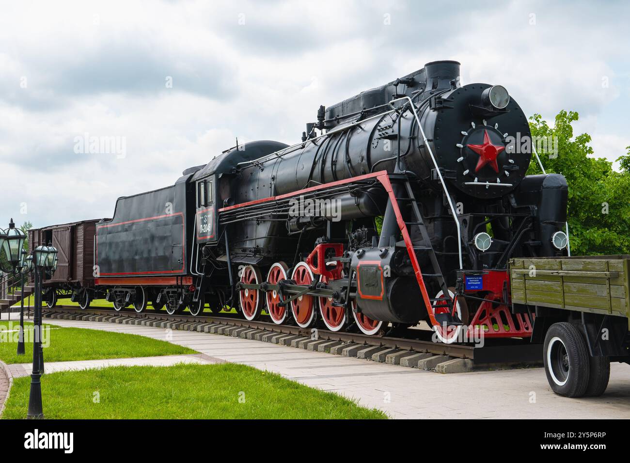 Nazran, Inguscezia, RUSSIA - 12 MAGGIO 2024: Memoriale della memoria e della gloria. Locomotiva a vapore per passeggeri di grandi dimensioni. Trasporto ferroviario d'epoca. Transpo Foto Stock