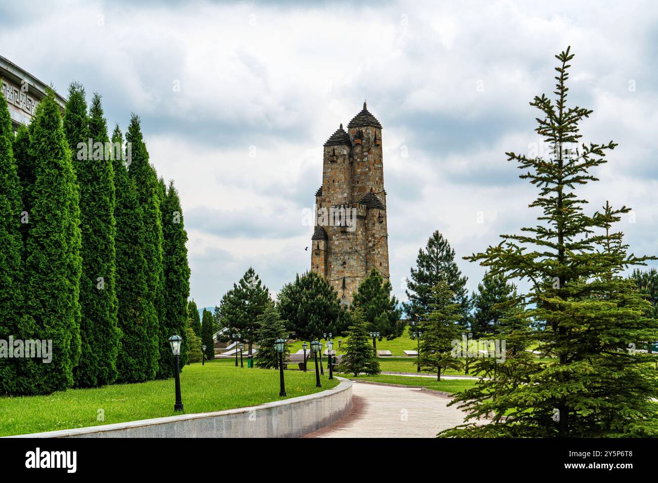 Nazran, Inguscezia, RUSSIA - 12 MAGGIO 2024: Memoriale della memoria e della gloria. Il memoriale è stato inaugurato il 9 giugno 2012, in occasione del ventesimo anniversario del Repub Foto Stock