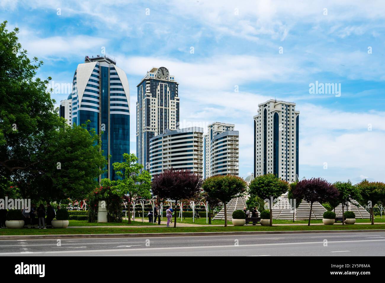 Grozny, Repubblica cecena, Russia: 05.12.2024. Grattacieli di Grozny-City. Vista da Subbotnikov Street al Parco dei Fiori e agli alti edifici di Foto Stock