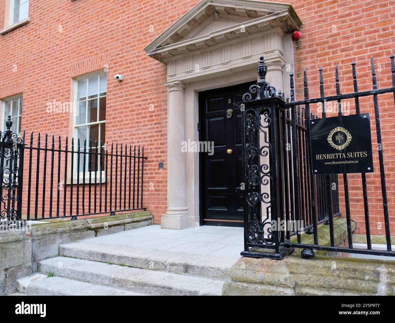 Ingresso esterno all'Henrietta Suites in Henrietta Street a Dublino, Irlanda; casa georgiana costruita nel 1740 con un moderno restauro iniziato nel 2016. Foto Stock