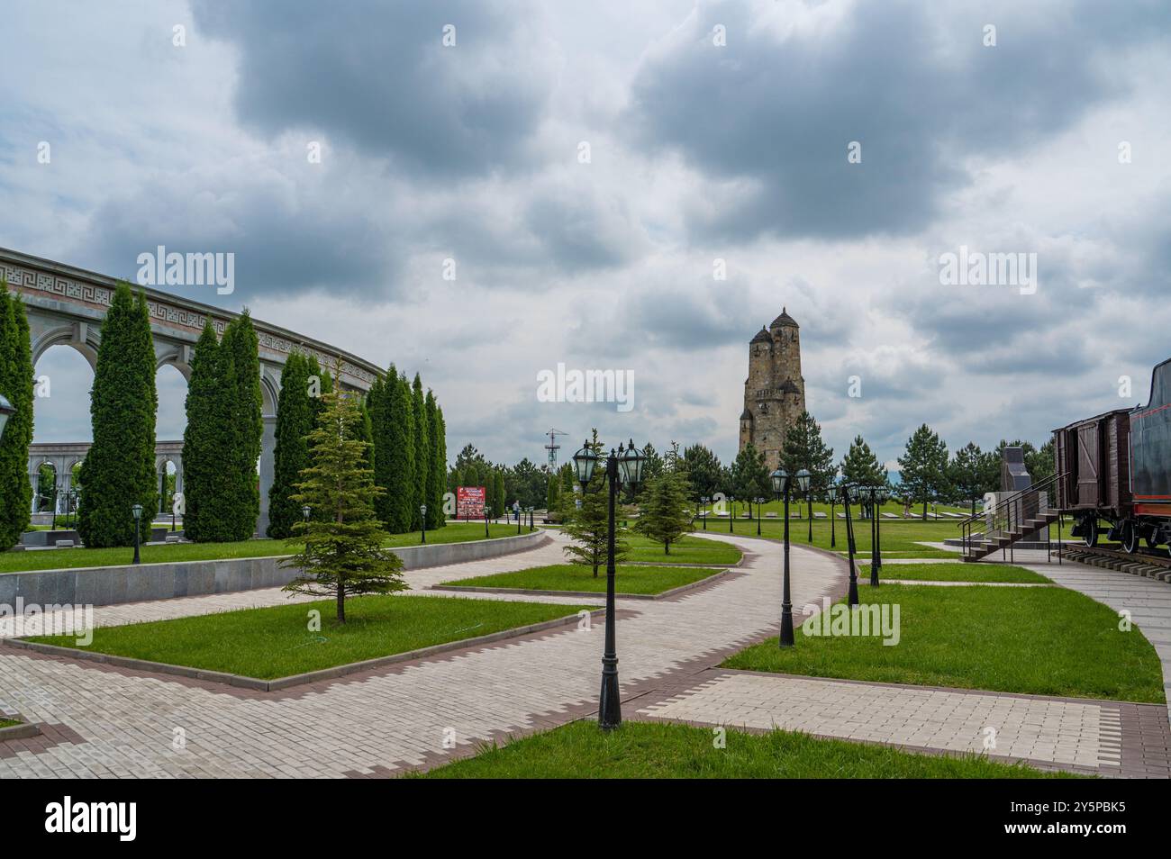 Nazran, Inguscezia, RUSSIA - 12 MAGGIO 2024: Memoriale della memoria e della gloria. Il memoriale è stato inaugurato il 9 giugno 2012, in occasione del ventesimo anniversario del Repub Foto Stock
