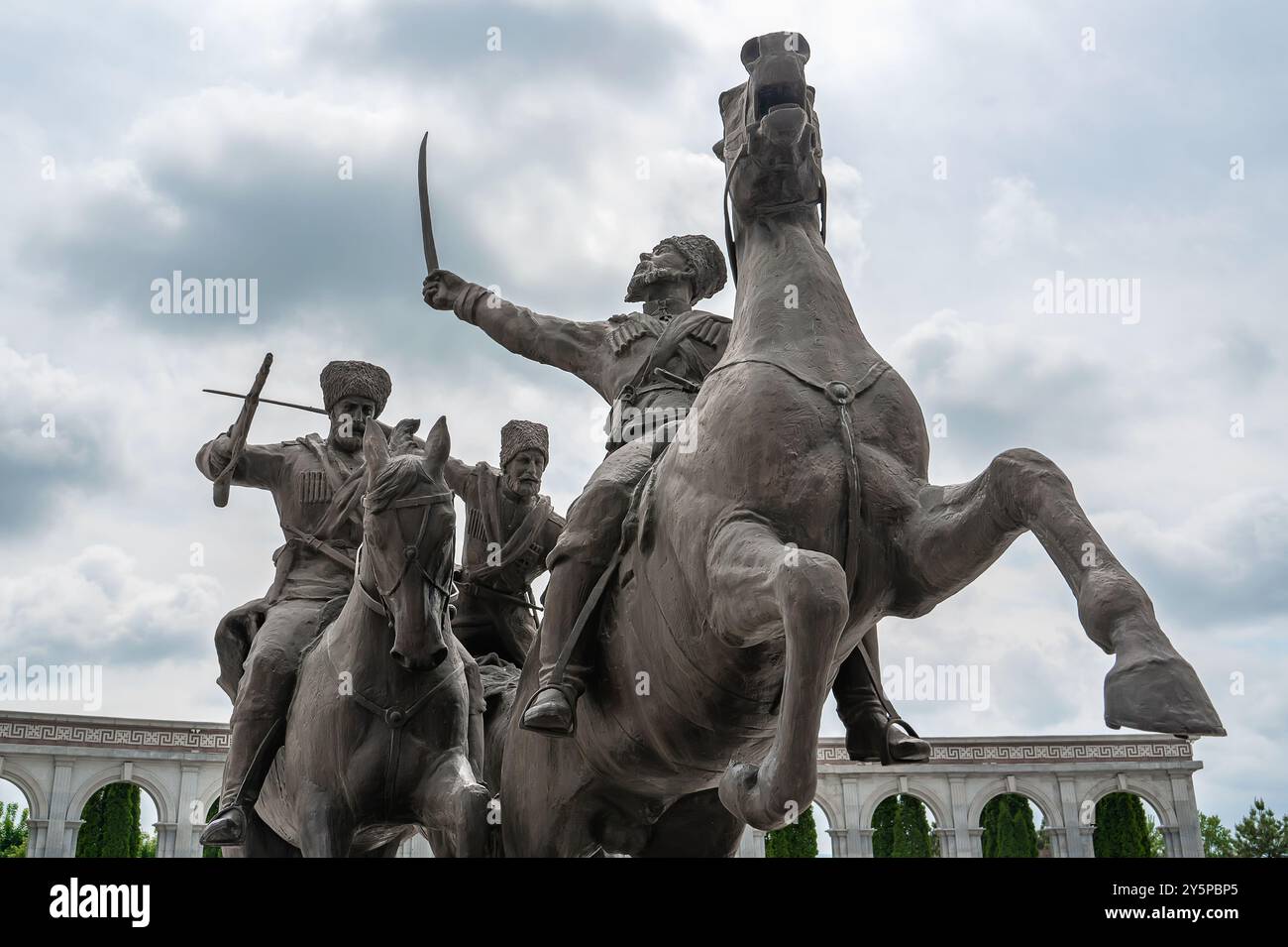 Nazran, Inguscezia, RUSSIA - 12 MAGGIO 2024: Un monumento equestre al reggimento Ingusceto della Divisione selvaggia, che faceva parte dell'Impero russo Foto Stock