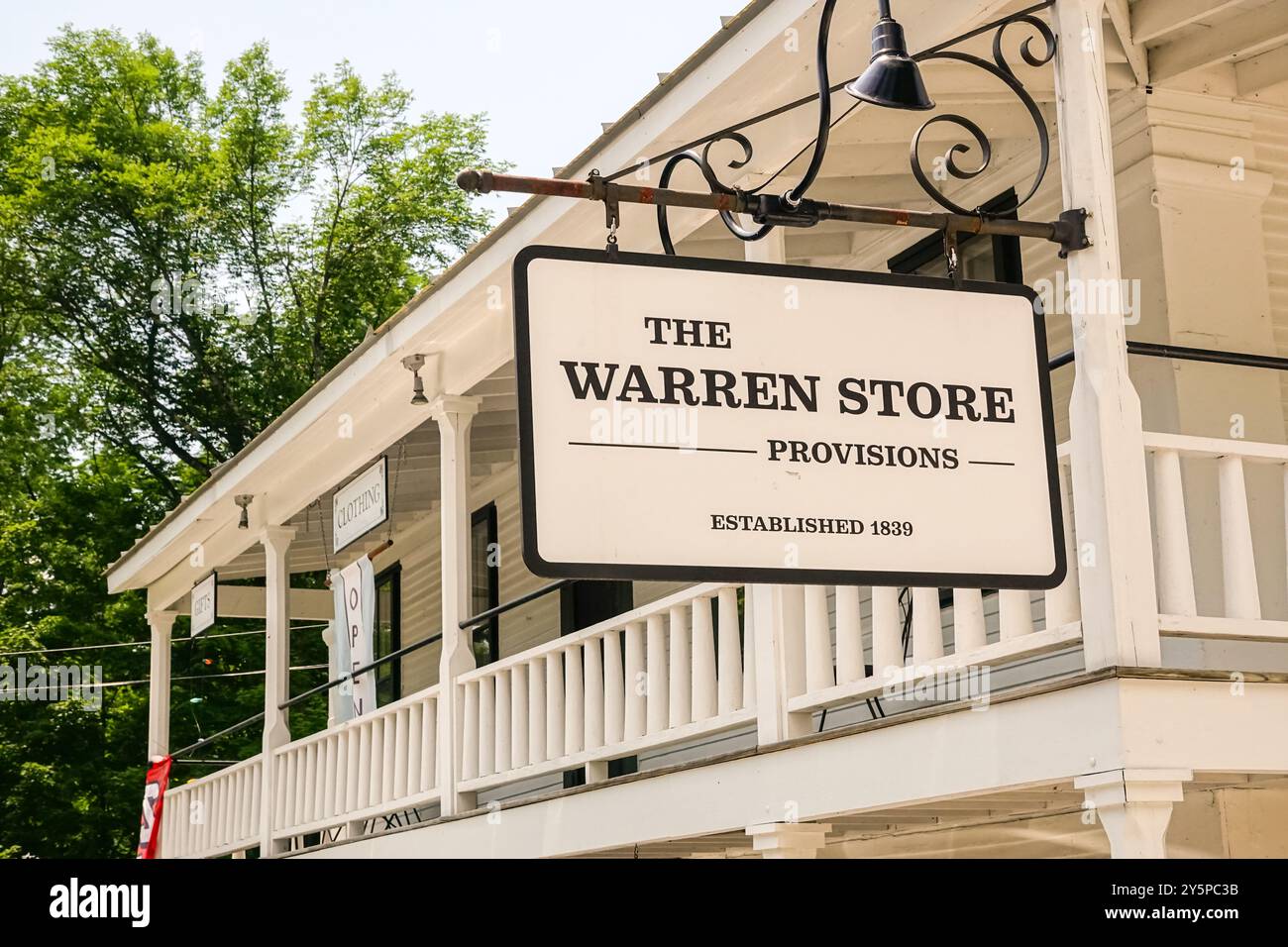 Warren Store si trova lungo il fiume Mad sulla Main Street, nel vecchio villaggio di Warren, Vermont. Foto Stock
