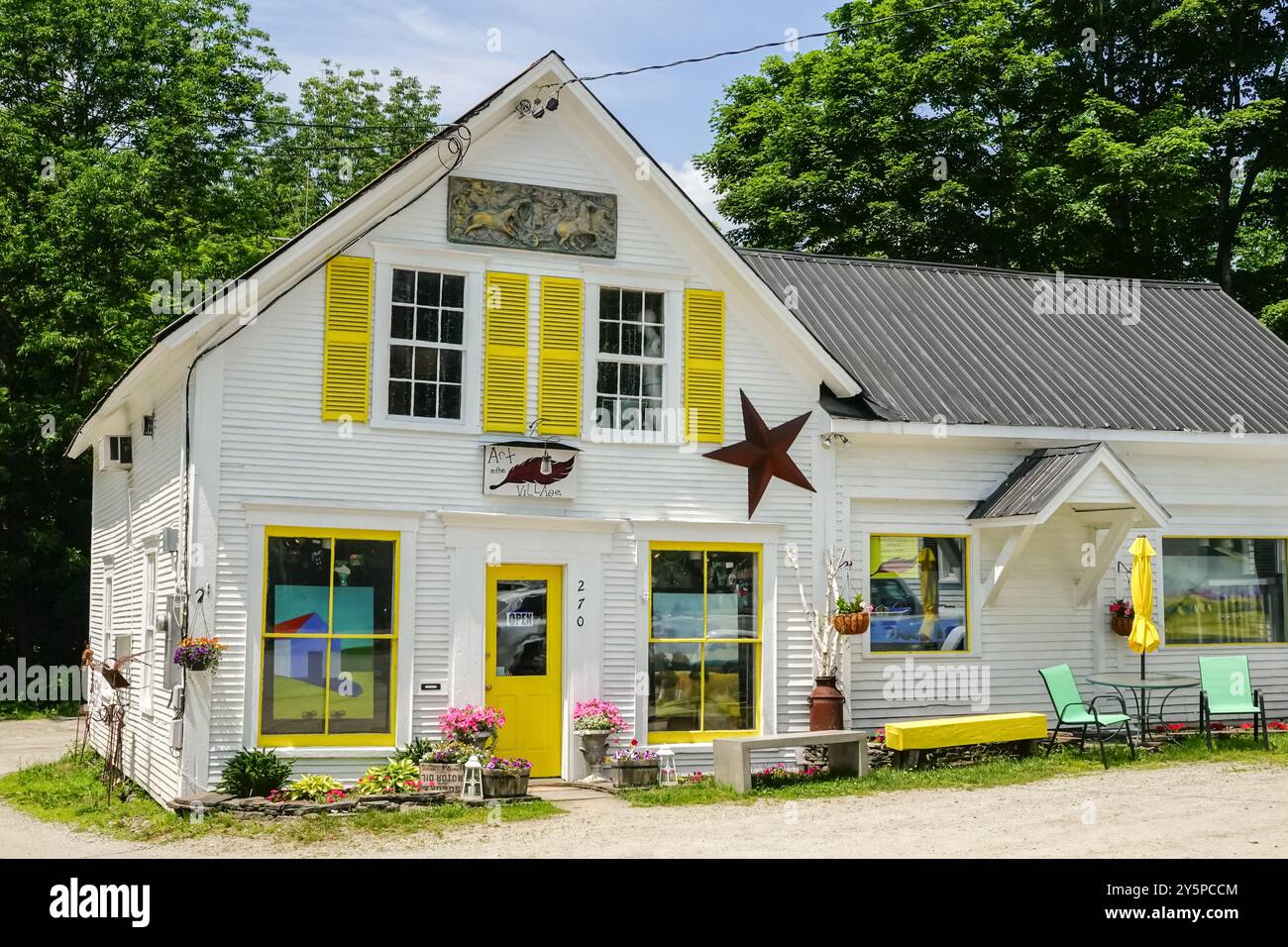 Galleria d'arte lungo il fiume Mad sulla Main Street nel vecchio villaggio di Warren, Vermont. Foto Stock
