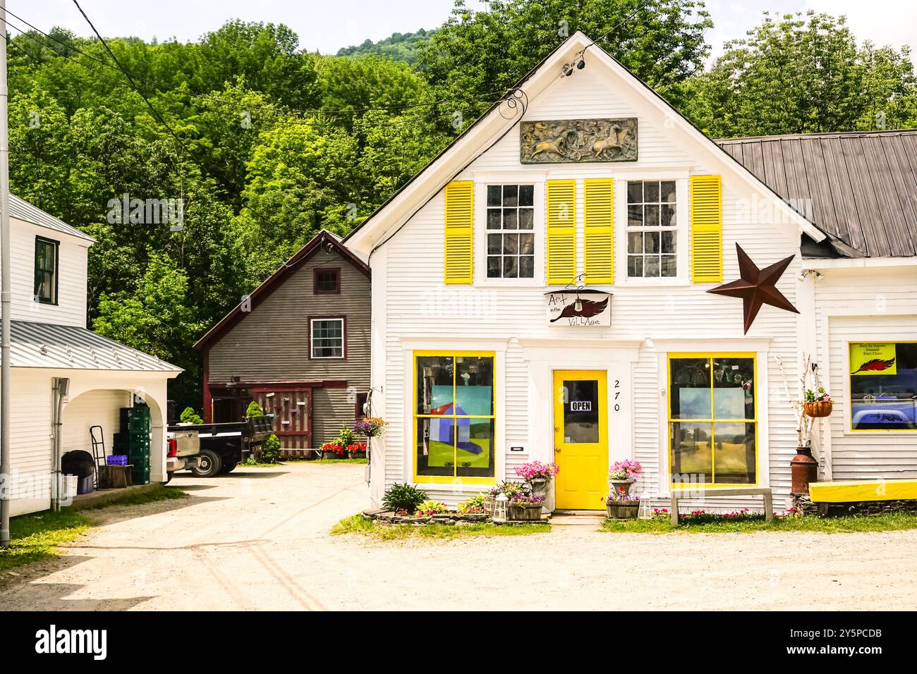 Galleria d'arte lungo il fiume Mad sulla Main Street nel vecchio villaggio di Warren, Vermont. Foto Stock