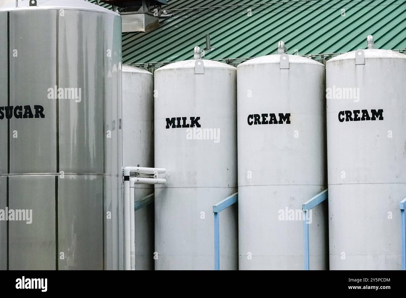 Grandi contenitori di latte, panna e zucchero che alimentano la linea di produzione della Ben & Jerry's Ice Cream Company di Waterbury, Vermont. Foto Stock