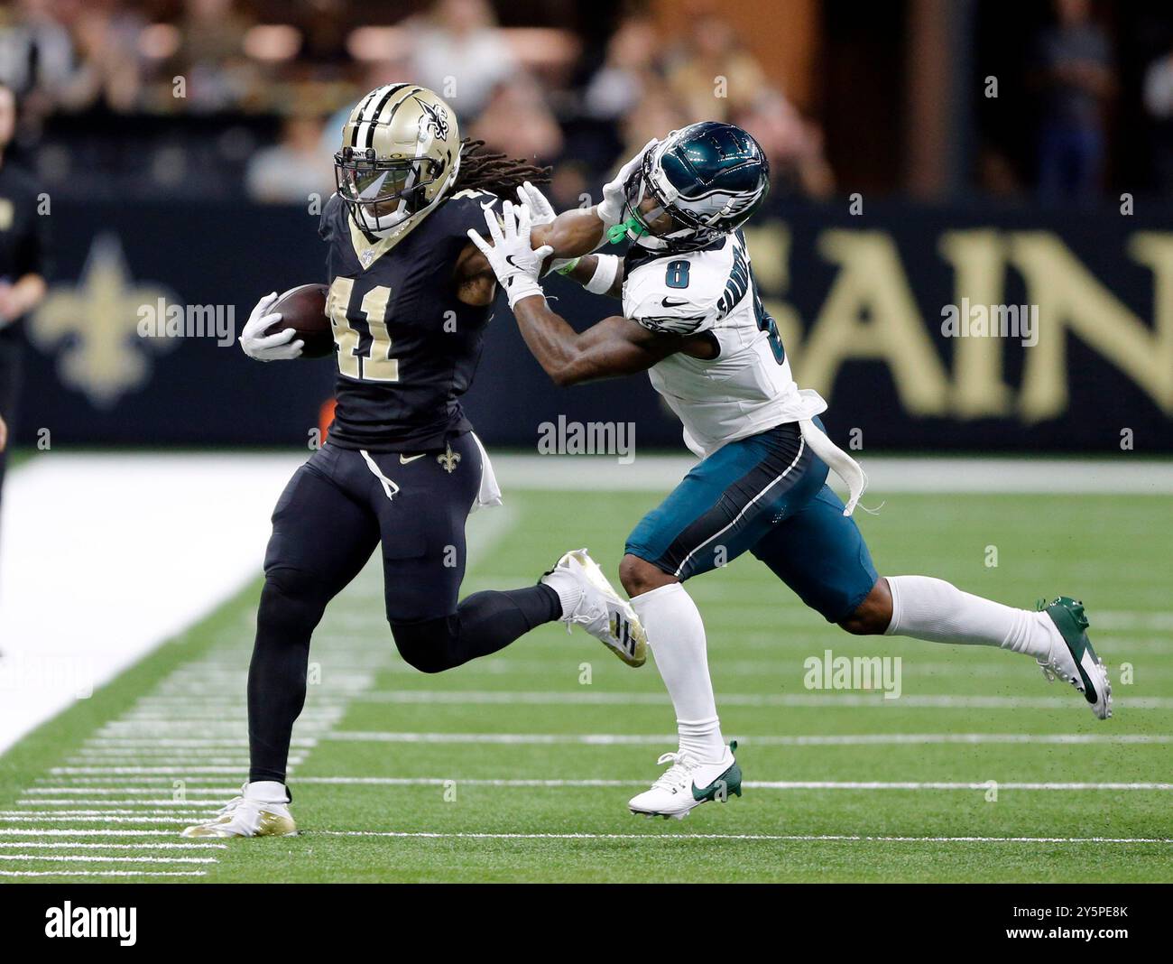 New Orleans, Stati Uniti. 23 settembre 2024. Il running back dei New Orleans Saints Alvin Kamara (41) viene spinto fuori dai limiti dalla safety dei Philadelphia Eagles C.J. Gardner-Johnson (8) al Caesars Superdome di New Orleans domenica 22 settembre 2024. Foto di AJ Sisco/UPI. Crediti: UPI/Alamy Live News Foto Stock