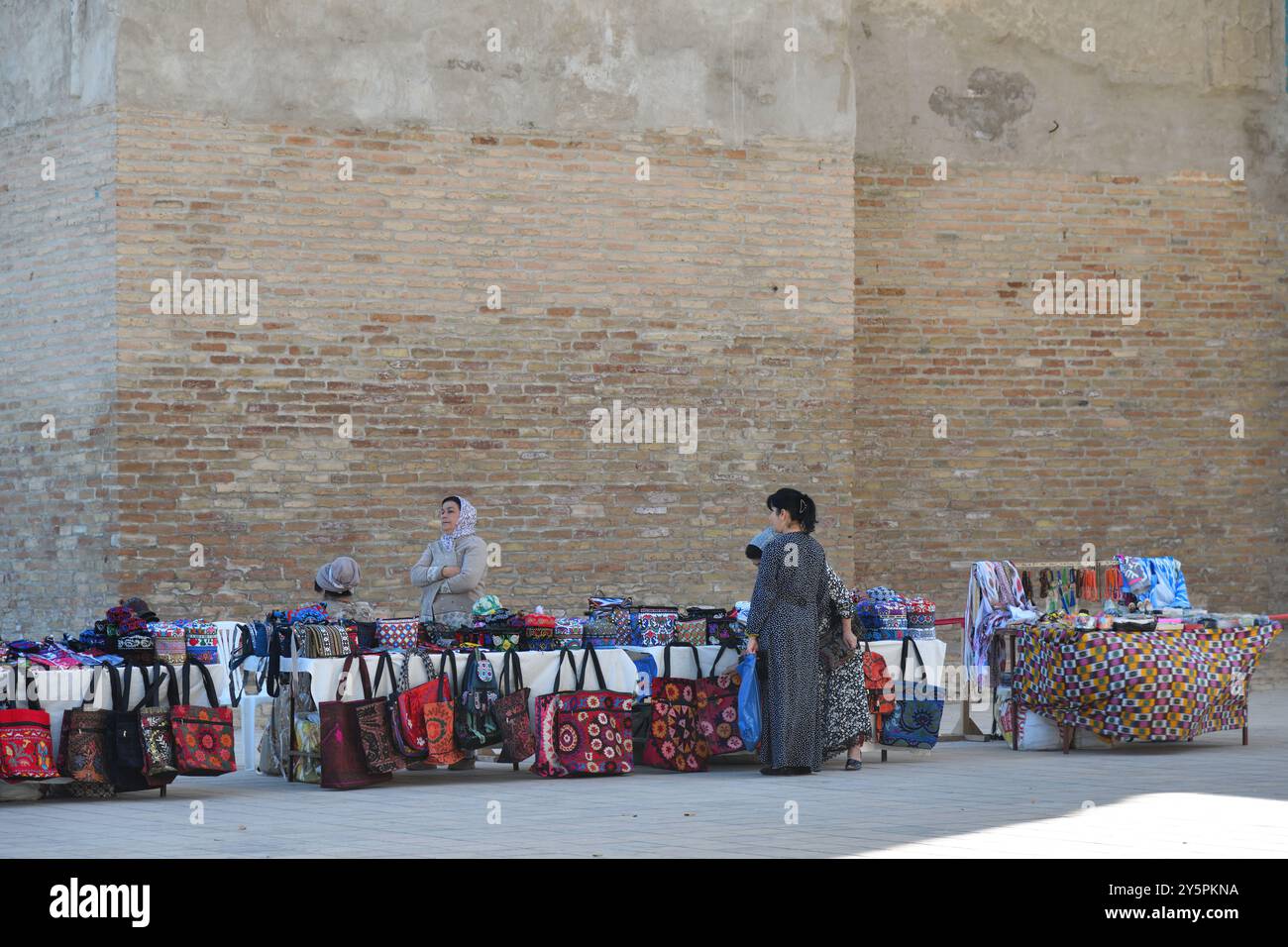 Shahrisabz, Uzbekistan - 9 settembre 2024: Mercato nelle vicinanze resti del Palazzo Ak Saray di Amir Timur a Shahrisabz. Foto Stock