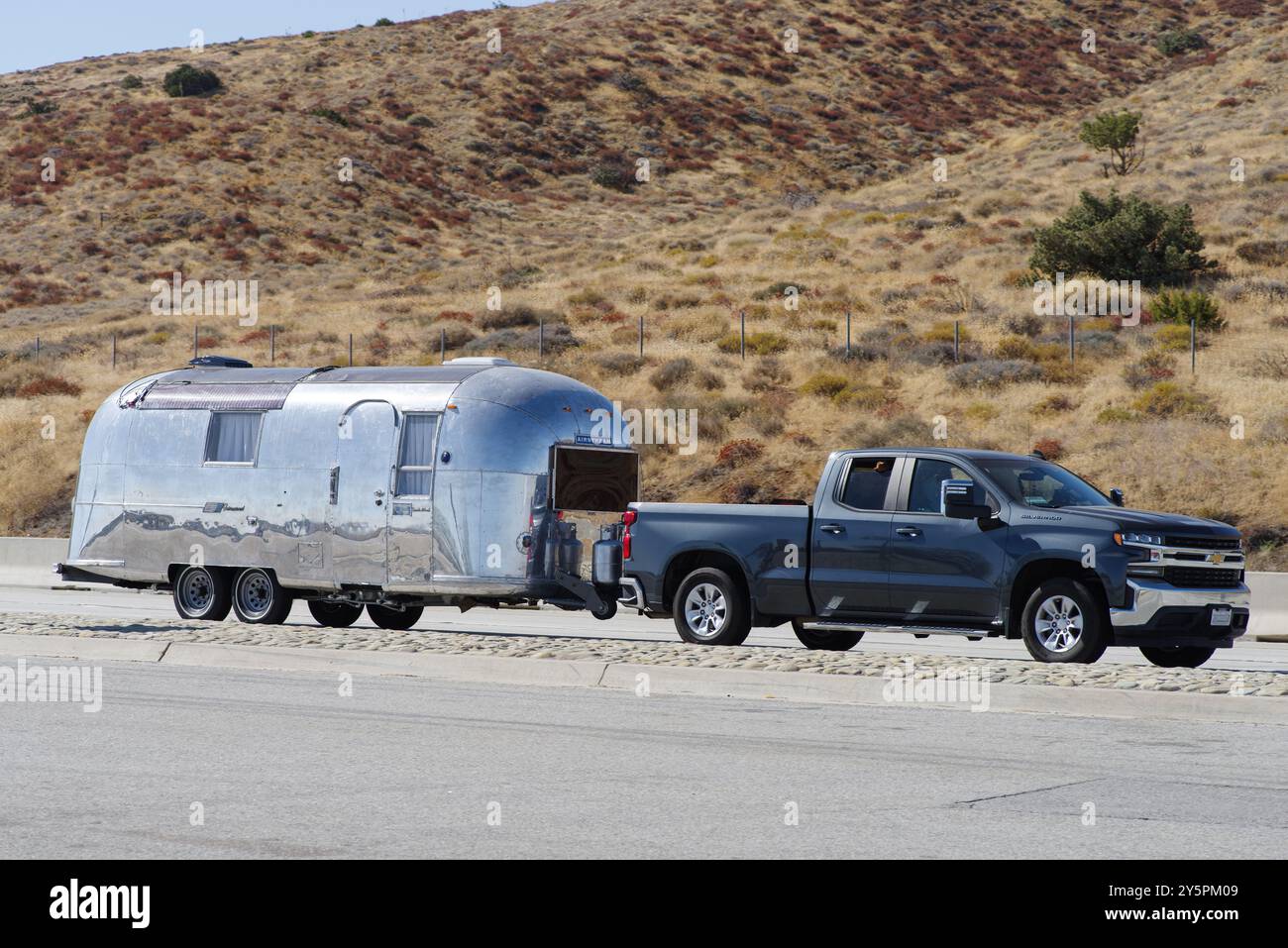 High Desert, California meridionale, Stati Uniti - 21 settembre 2024: Airstream classico mostrato viaggiando sulla i-14. Foto Stock