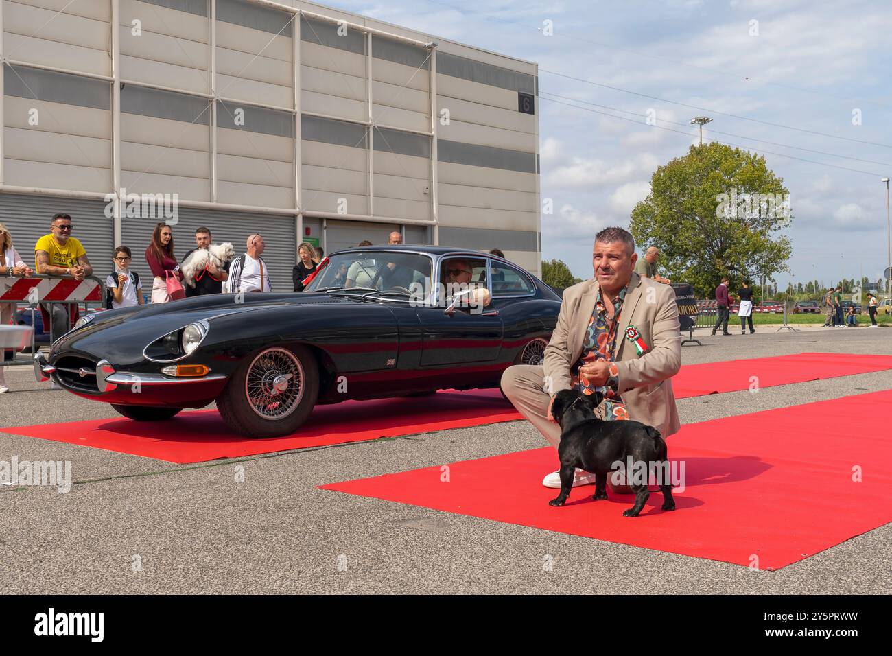 Roma, Italia, 22 settembre 2024. Motori capitale è una prestigiosa mostra dedicata alle storiche moto che richiama l'interesse e la passione per i veicoli a motore storici o d'epoca, tra cui auto, motociclette, camion, autobus e altre forme di trasporto risalenti agli anni passati. Partecipanti al concorso “motori a 4 zampe” (motori a 4 zampe), un concorso di bellezza ed eleganza per auto e cani. Evento presso il complesso nuova Fiera di Roma a Roma, Italia. Crediti: Brad Sterling/Alamy Live News Foto Stock