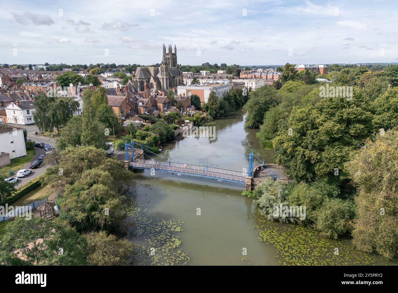 Vista aerea del Mill Bridge sul fiume Leam e dei Jephson Gardens, Royal Leamington Spa, Warwickshire, Regno Unito. Foto Stock