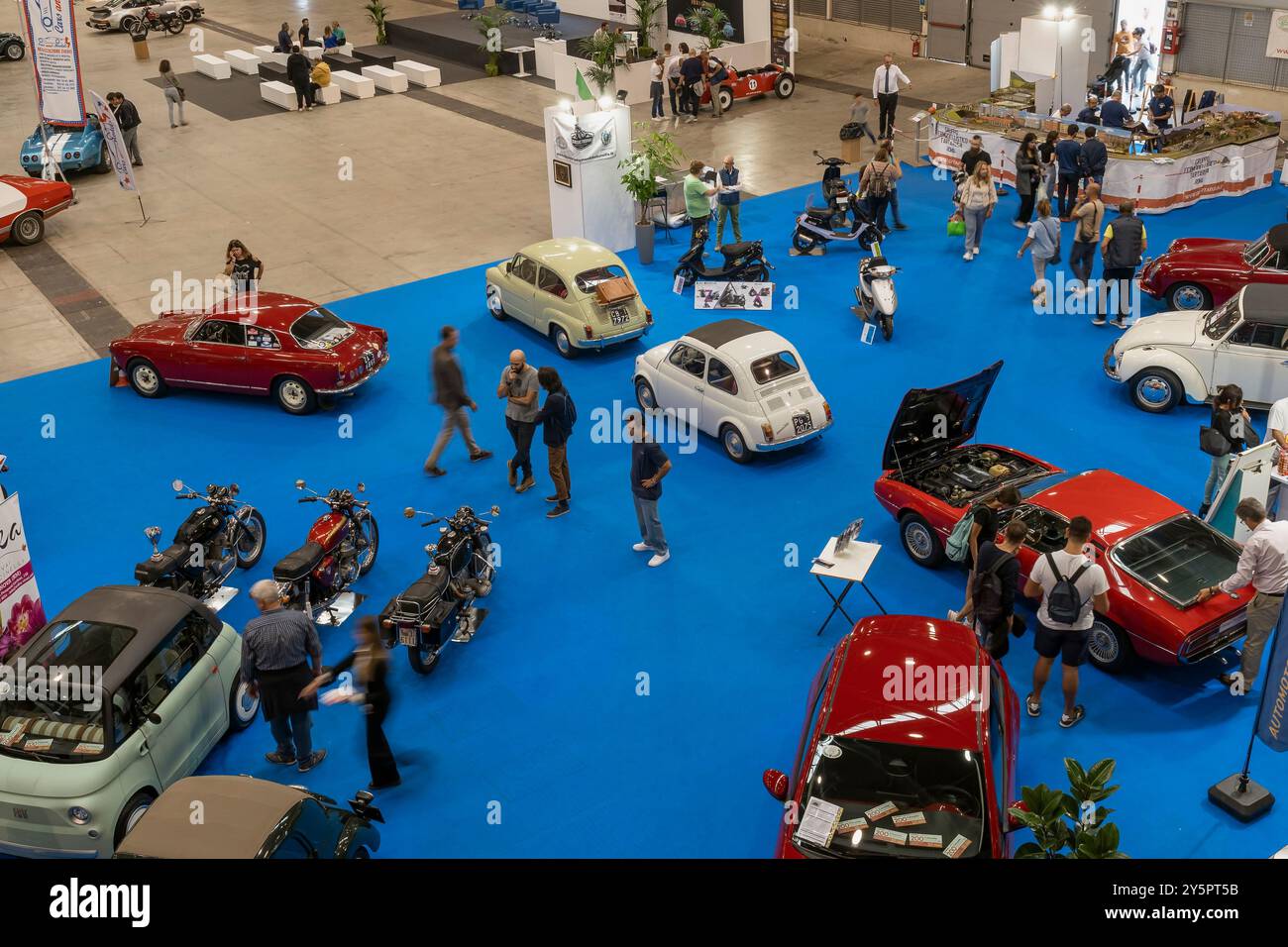 Roma, Italia, 22 settembre 2024. Motori capitale è una prestigiosa mostra dedicata alle storiche moto che richiama l'interesse e la passione per i veicoli a motore storici o d'epoca, tra cui auto, motociclette, camion, autobus e altre forme di trasporto risalenti agli anni passati. Evento presso il complesso nuova Fiera di Roma a Roma, Italia. Crediti: Brad Sterling/Alamy Live News Foto Stock