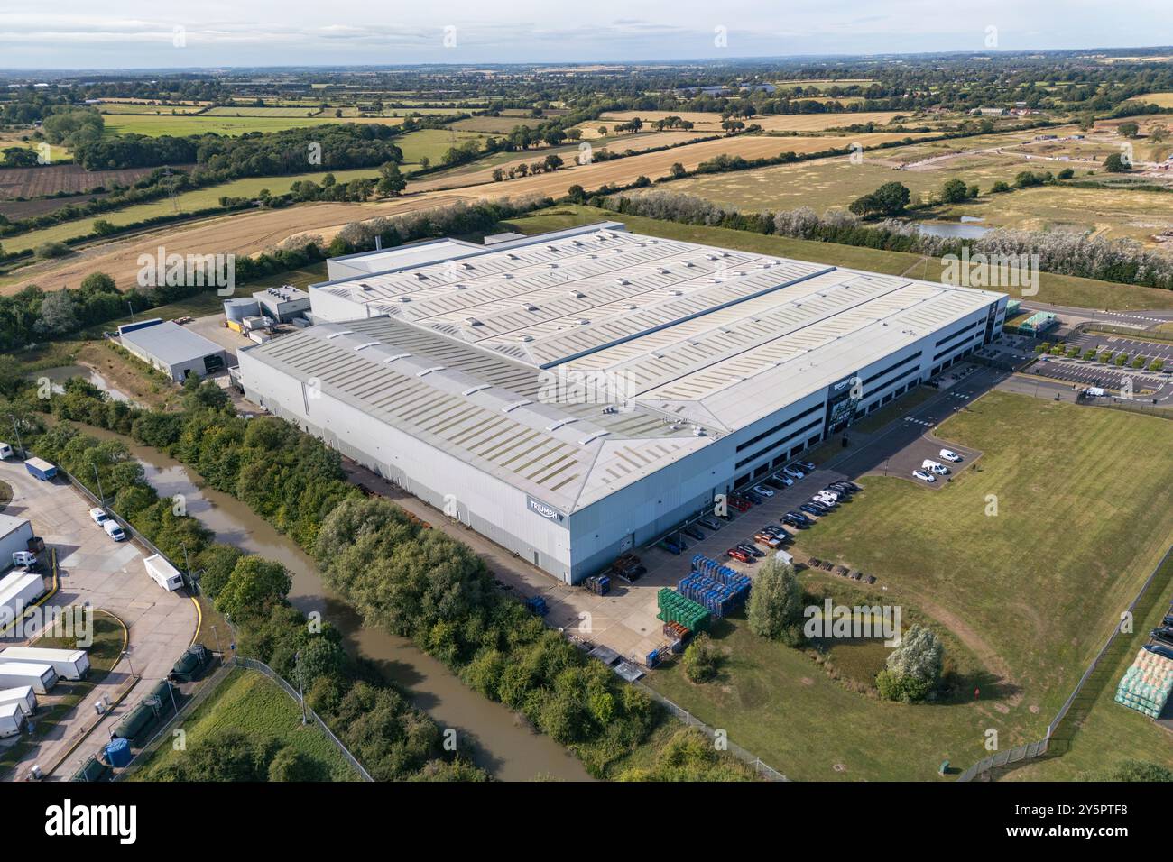 Vista aerea della fabbrica di motociclette Triumph e sede della Triumph Factory Visitor Experience (attrazione turistica) a Hinckley, Leicestershire. Foto Stock