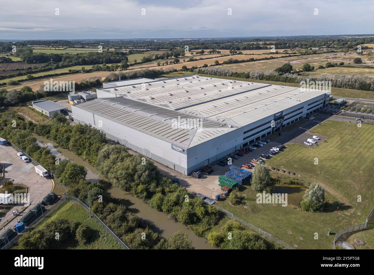Vista aerea della fabbrica di motociclette Triumph e sede della Triumph Factory Visitor Experience (attrazione turistica) a Hinckley, Leicestershire. Foto Stock