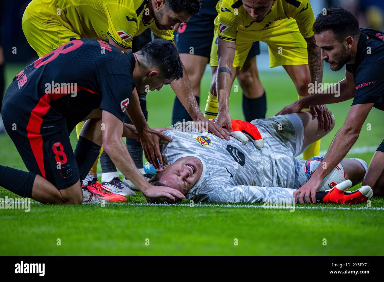 Villarreal, Germania. 22 settembre 2024. Fussball la Liga 6. Spieltag FC Villarreal - FC Barcelona am 22.09.2024 im Estadio de la ceramica a Villareal Marc-Andre ter Stegen ( Barcellona ) verletzt am Boden foto: Revierfoto crediti: ddp media GmbH/Alamy Live News Foto Stock