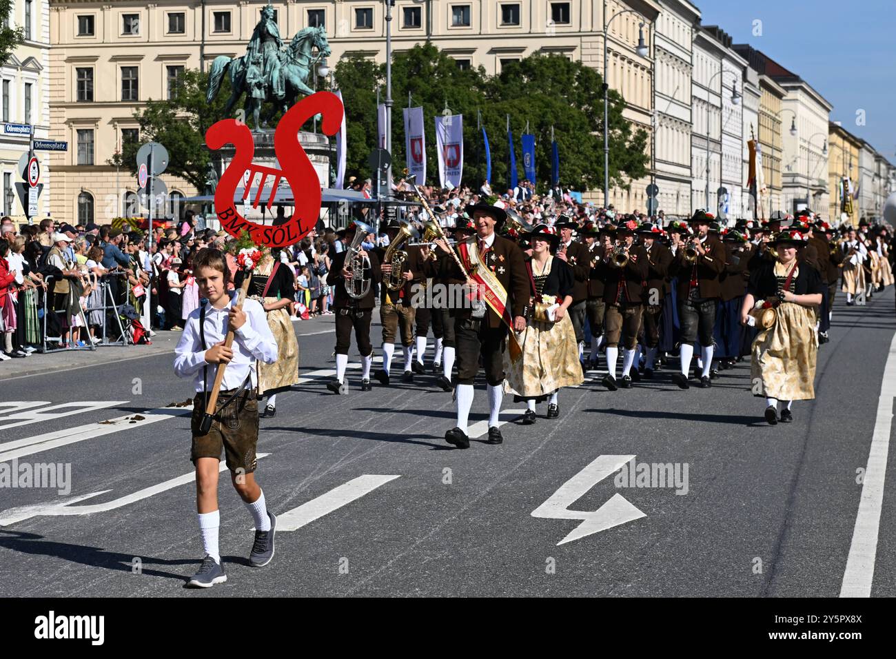 Oktoberfest - Bundesmusikkapelle Söll beim Trachten- und Schützenzug anläßlich des 189. Oktoberfestes am 22.09.2024 a München, Deutschland, Oberbayern München Odeonsplatz & Theresienwiese Oberbayern Deutschland *** Oktoberfest Bundesmusikkapelle Söll al Trachten e Schützenzug in occasione del 189 ° Oktoberfest il 22 09 2024 a Monaco di Baviera, Germania, alta Baviera Monaco Odeonsplatz Theresienwiese alta Baviera Germania Foto Stock