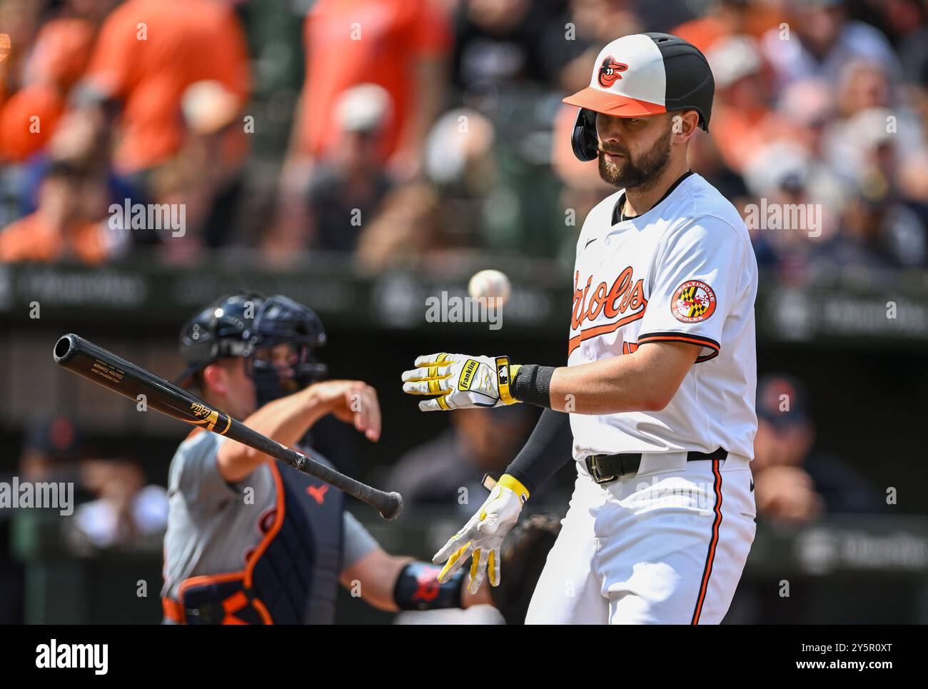 L'esterno dei Baltimore Orioles Colton Cowser (17) colpisce i Detroit Tigers durante il secondo inning dell'ultima gara della stagione regolare a Camden Yards a Baltimore, Maryland, domenica 22 settembre 2024. Foto di David Tulis/UPI Foto Stock