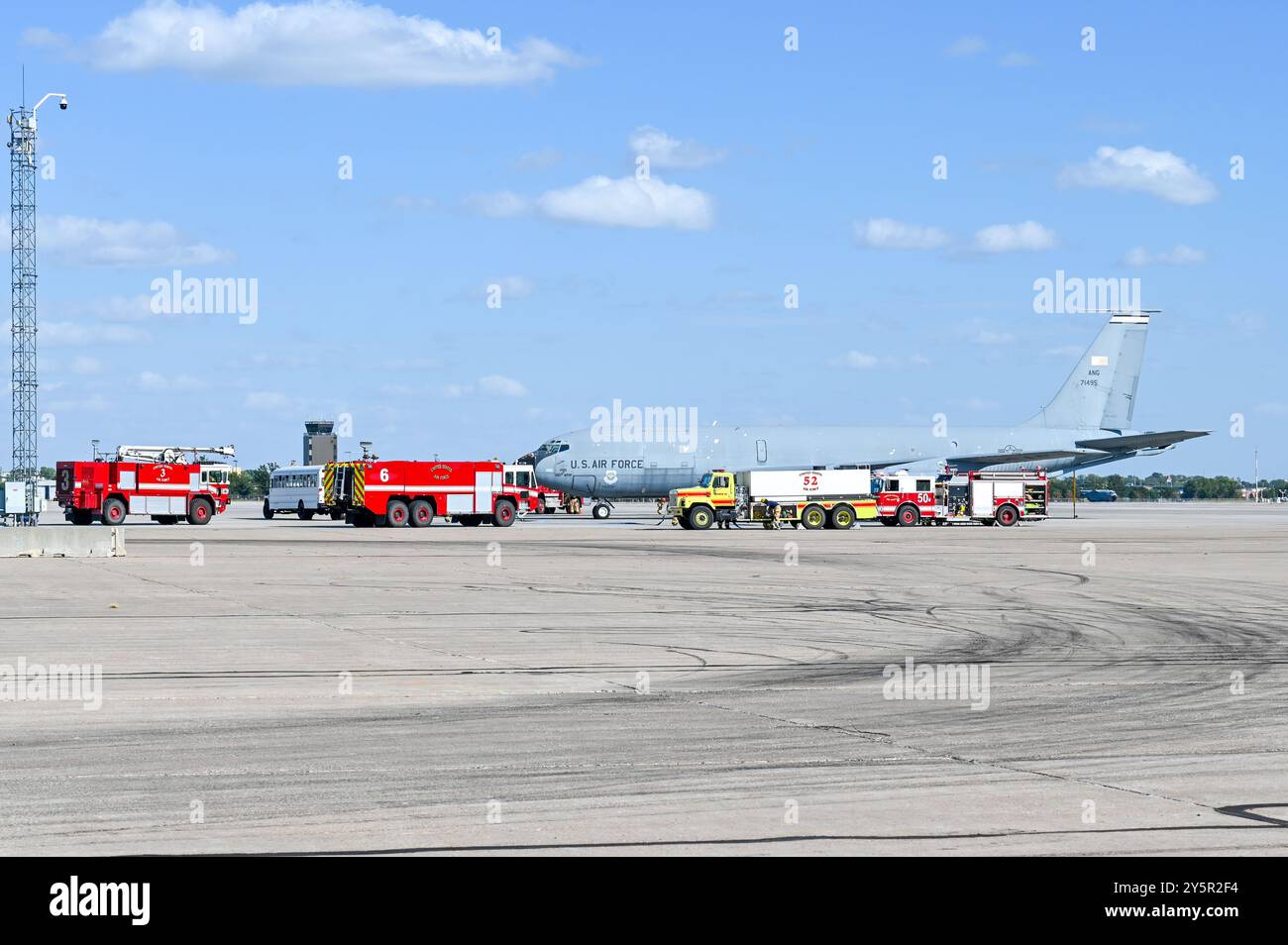 I vigili del fuoco della Nebraska Air National Guard rispondono a una chiamata, il 19 settembre 2024, durante un'esercitazione di riparazione di un incidente grave presso la base aerea della National Guard a Lincoln, Nebraska. Lo scenario simulava una collisione tra un aereo commerciale e militare sulla rampa terminale, testando le risposte a perdite di carburante, incendi e lesioni. (Foto della U.S. Air National Guard di staff Sgt. Alexander D. Schriner) Foto Stock
