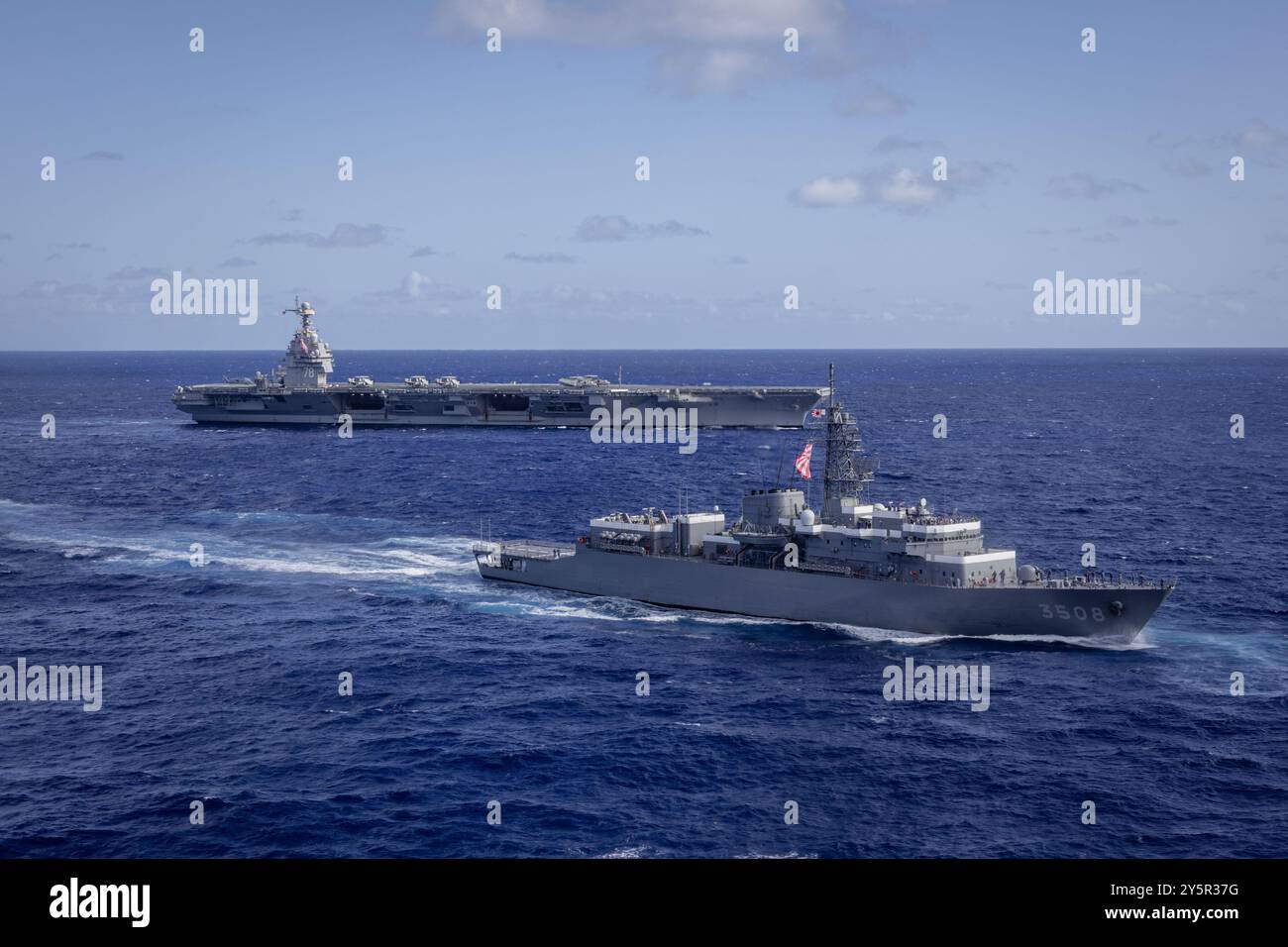 ATLANTIC OCEAN (21 settembre 2024) Japan Maritime Self Defense Force (JMSDF) nave addestrativa classe Kashima, JS Kashima (TV-3508) naviga in formazione con la più grande portaerei del mondo, USS Gerald R. Ford (CVN 78), mentre conduce operazioni di routine nell'Oceano Atlantico, 23 settembre 2024. La Marina degli Stati Uniti e la JMSDF continuano ad allenarsi insieme per migliorare l'interoperabilità e rafforzare le capacità congiunte. Per più di 60 anni, l’Alleanza USA-Giappone è stata la pietra angolare della stabilità e della sicurezza ed è cruciale per la capacità reciproca di rispondere alle emergenze con un solo preavviso. Foto Stock