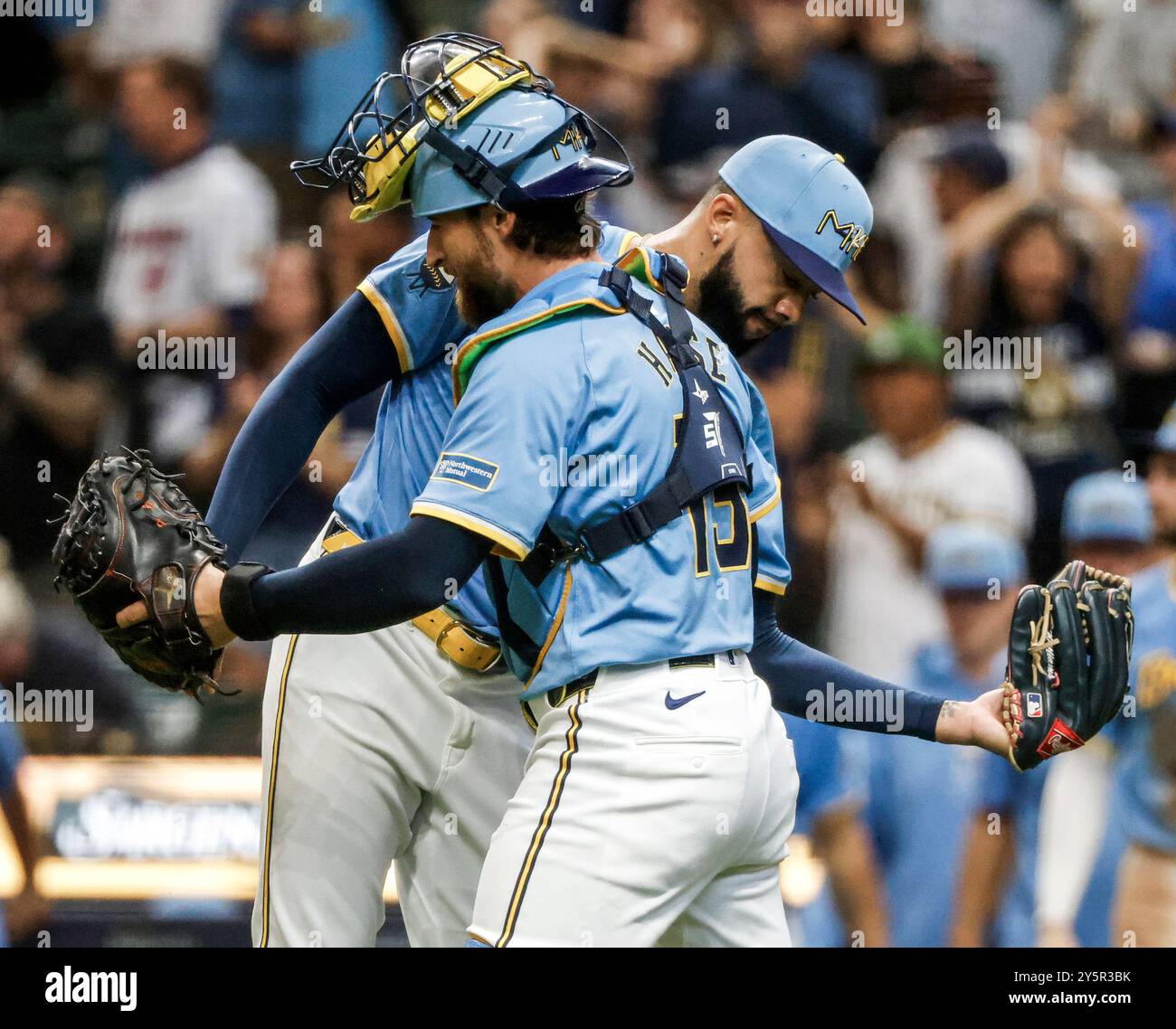 Milwaukee, Stati Uniti. 22 settembre 2024. Il lanciatore dei Milwaukee Brewers Devin Williams (Rear) e il ricevitore dei Milwaukee Brewers Eric Haase (Front) festeggiano dopo l'uscita finale nel nono inning della partita della MLB tra gli Arizona Diamondbacks e i Milwaukee Brewers all'American Family Field di Milwaukee, WI, domenica 22 settembre 2024. I Brewers vinsero la partita 10-9. Foto di Tannen Maury/UPI. Crediti: UPI/Alamy Live News Foto Stock