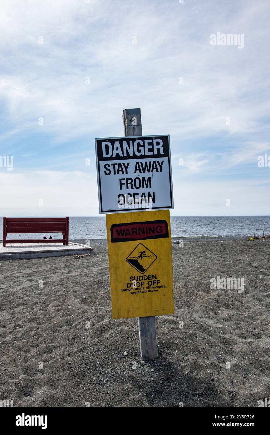 Cartello di pericolo sulla spiaggia di St. Vincent's–St Stephen's–Peter's River, Newfoundland & Labrador, Canada Foto Stock