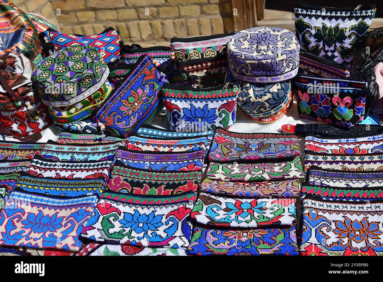 Mercato nelle vicinanze resti del Palazzo Ak Saray di Amir Timur a Shahrisabz. Foto Stock