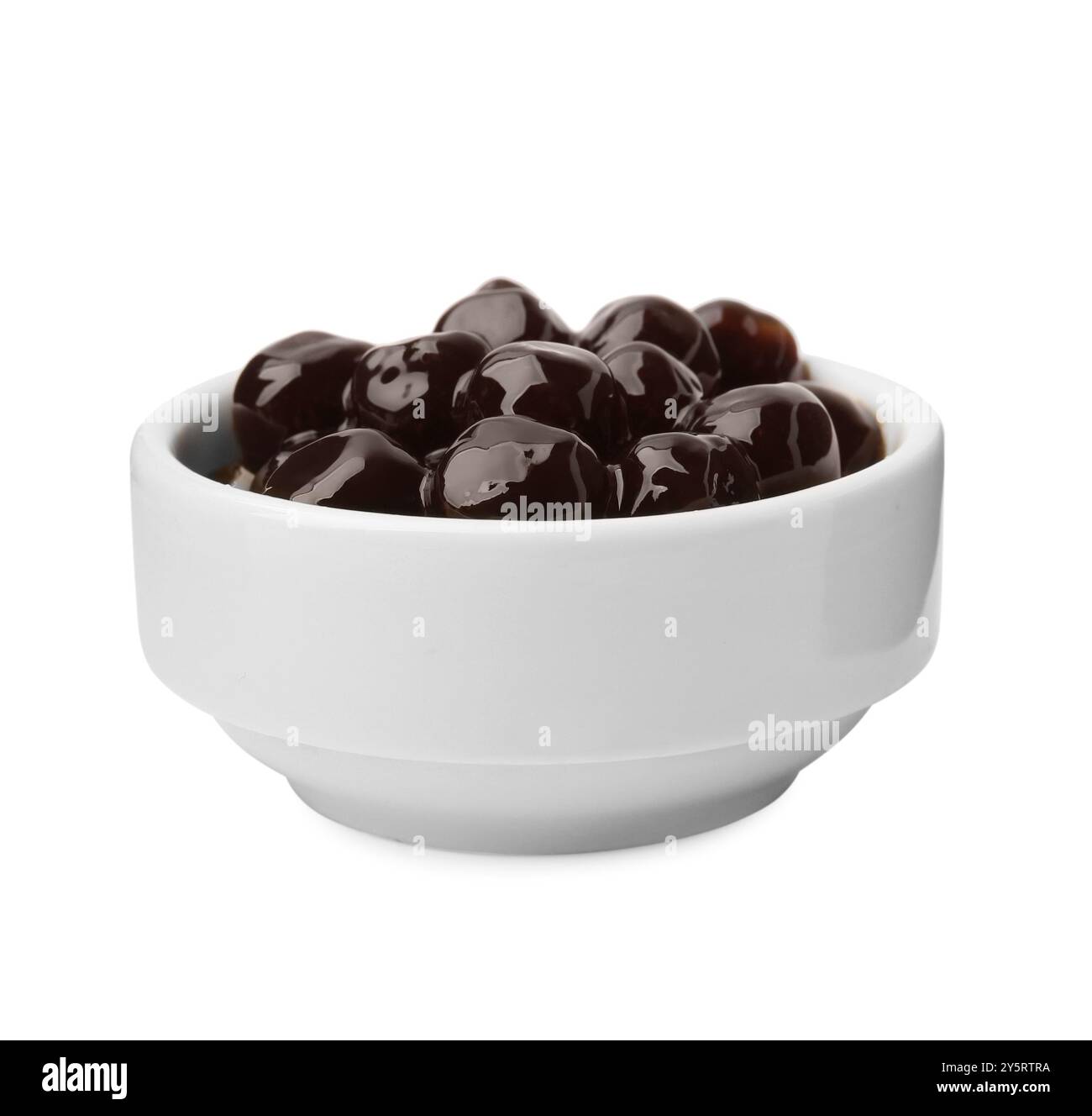 Perle di tapioca scure in ciotola isolate su bianco Foto Stock