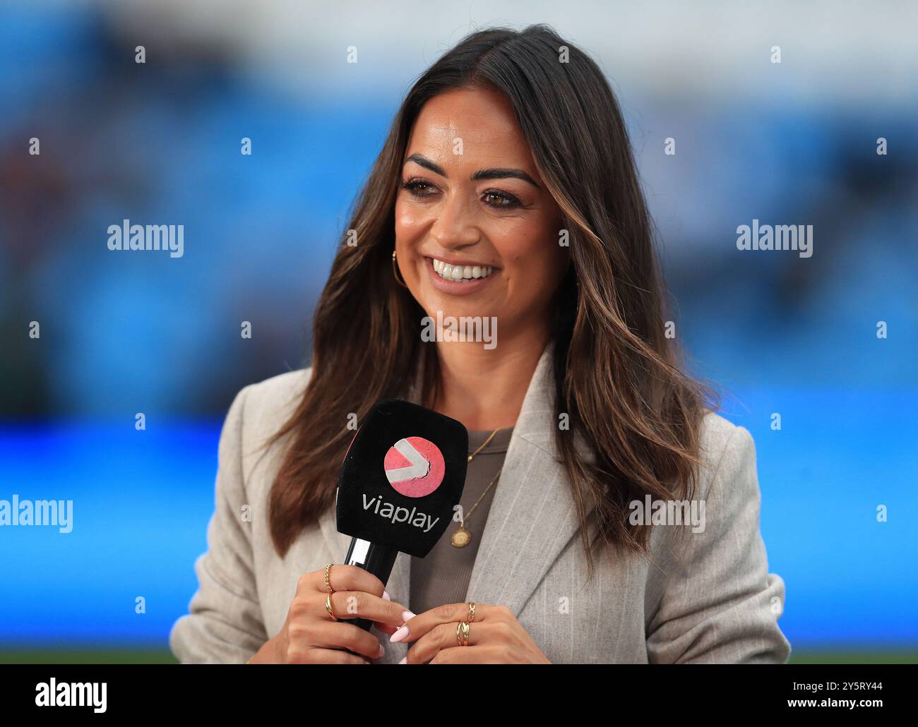 Etihad Stadium, Manchester, Regno Unito. 22 settembre 2024. Premier League Football, Manchester City contro Arsenal; il presentatore televisivo Jules BREACH conduce un'intervista a bordo campo crediti: Action Plus Sports/Alamy Live News Foto Stock