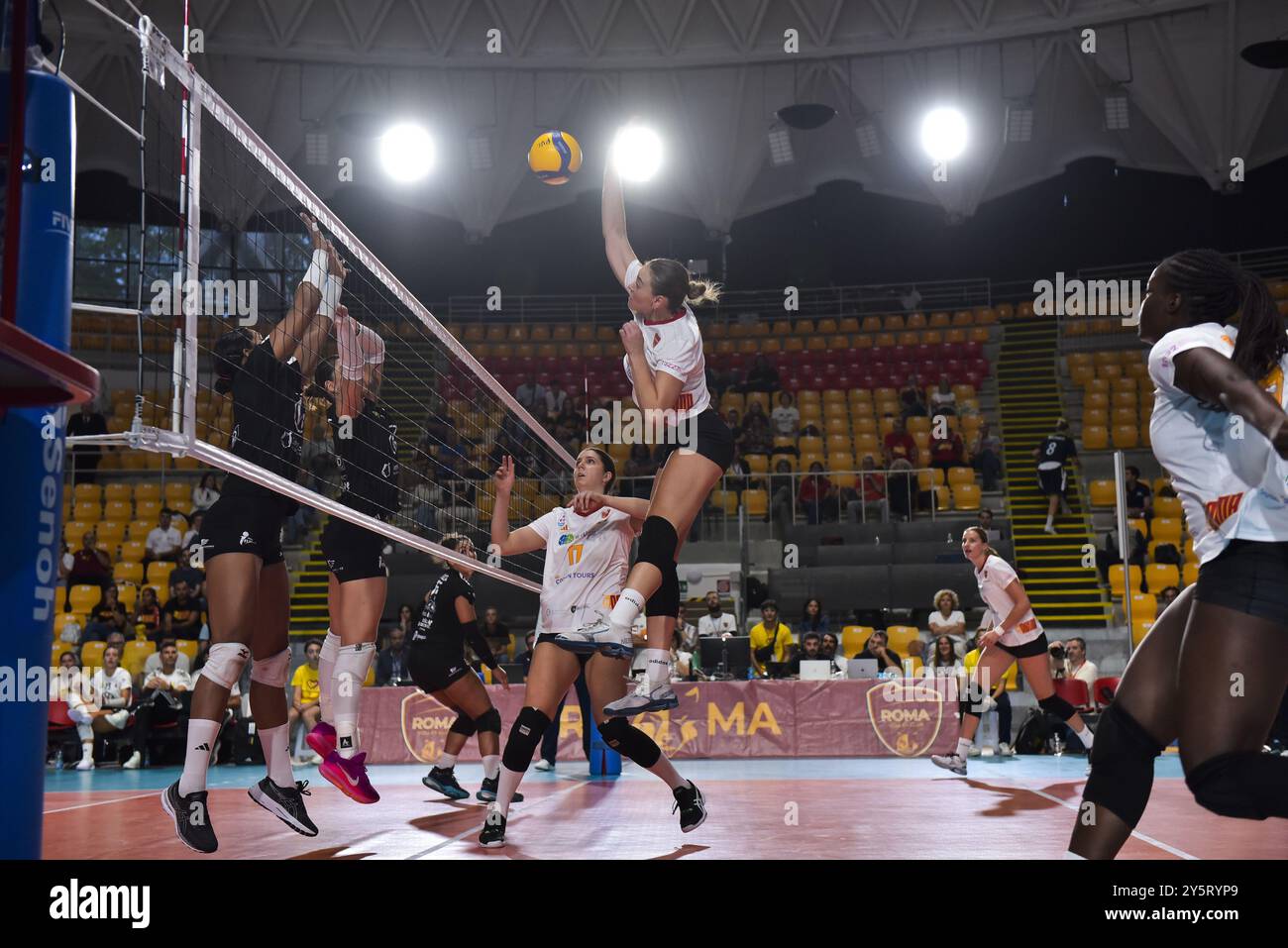 Giocatrici della Roma Volley in azione durante la CEV Volleyball Challenge Cup 2025 Women â Zonal Prequalification Round WEVZA CUP â Finals 1° e 2° posto - tra Roma Volley e CD Heidelberg Wolkswagen al Palazzetto dello Sport il 22 settembre 2024 a Roma, Italia. Foto Stock