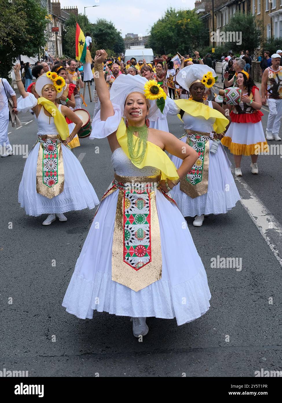 I ballerini in abiti bianchi si esibiscono nel primo carnevale di Hackney in cinque anni. L'evento è stato annullato per una serie di motivi. Foto Stock