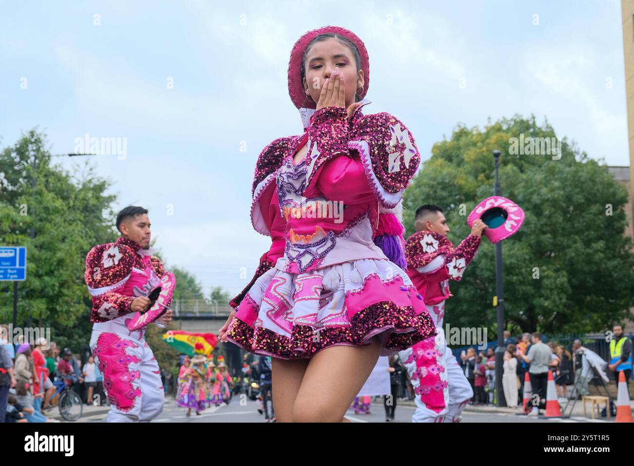 Gli artisti del gruppo boliviano mi Viejo San Simon partecipano alla parata del Carnevale di Hackney 2024. Foto Stock