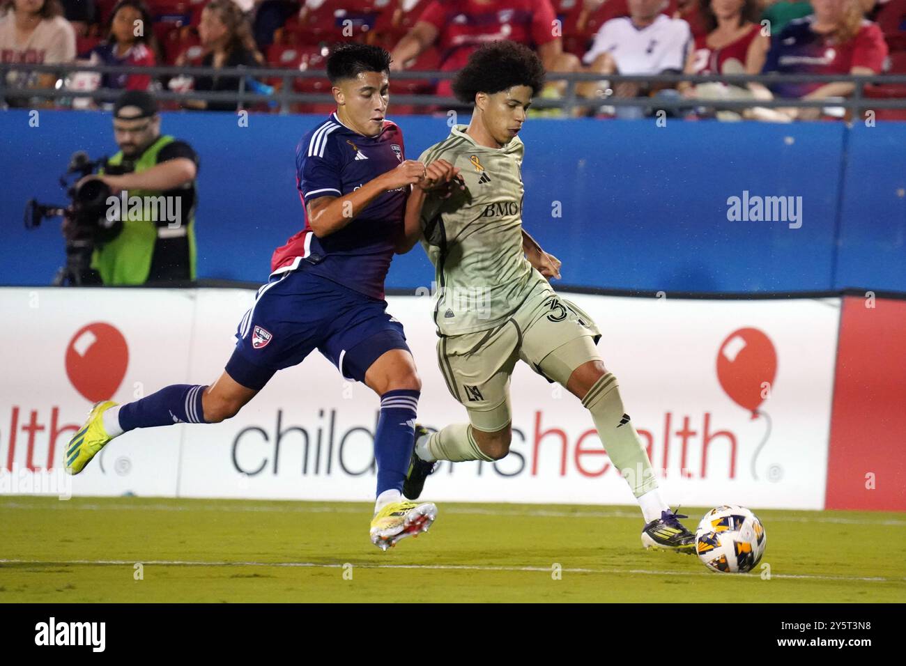 Frisco, Stati Uniti. 21 settembre 2024. Marco Farfan n. 4 del FC Dallas e David Martinez n. 30 di Los Angeles lottano per il pallone durante il match di stagione regolare della MLS tra FC Dallas e Los Angeles FC al Toyota Stadium. Il Dallas FC sconfigge il LAFC 3-1. Il 21 settembre 2024 a Frisco, Texas. (Foto di Javier Vicencio/Eyepix Group) credito: Eyepix Group/Alamy Live News Foto Stock
