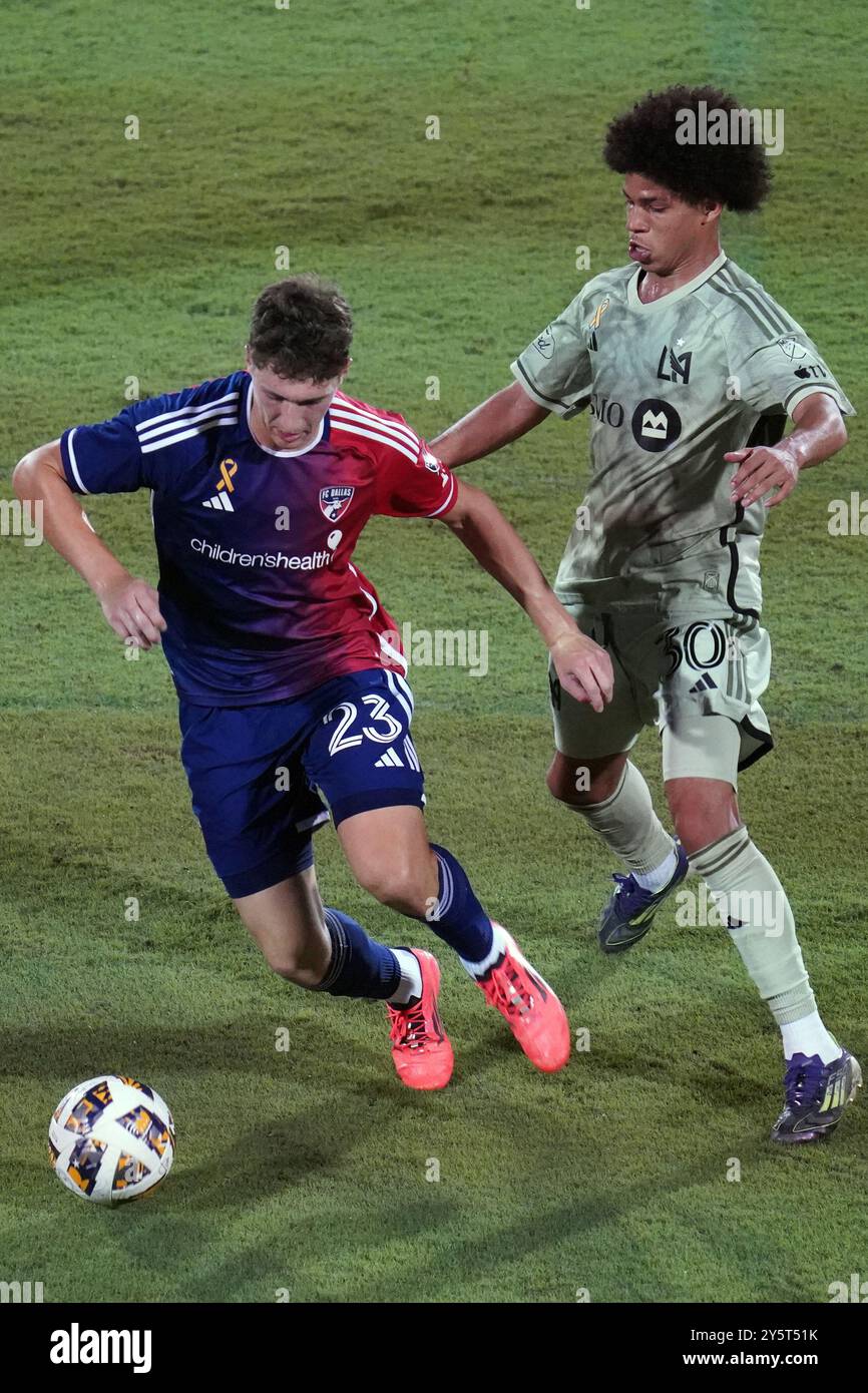 Frisco, Texas, Stati Uniti. 21 settembre 2024. David Martinez n. 30 di Los Angeles e Logan Farrington n. 23 del FC Dallas combattono per il pallone durante il match di stagione regolare della MLS tra FC Dallas e Los Angeles FC al Toyota Stadium. Il Dallas FC sconfigge il LAFC 3-1. (Credit Image: © Javier Vicencio/eyepix via ZUMA Press Wire) SOLO PER USO EDITORIALE! Non per USO commerciale! Foto Stock