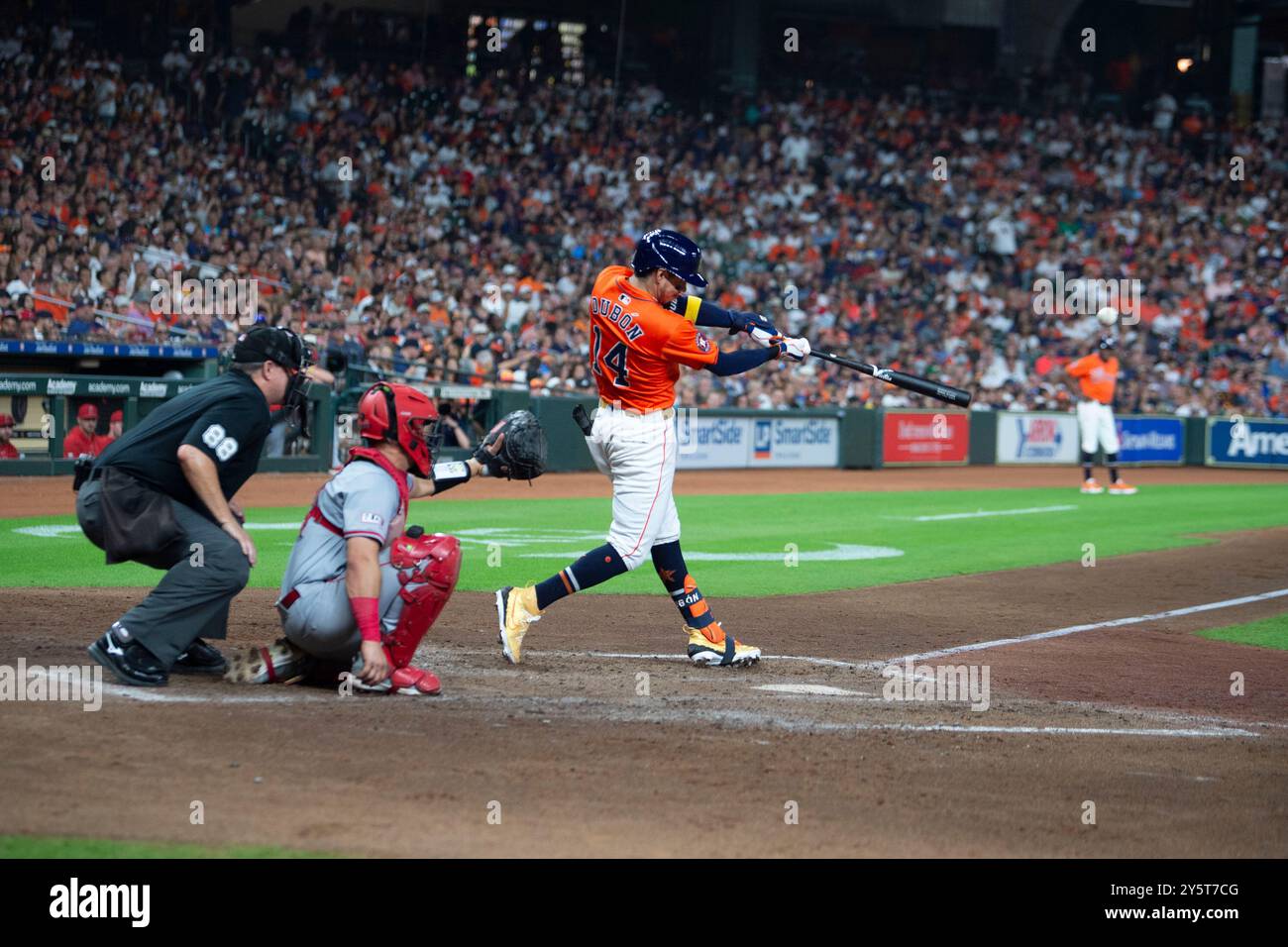 Gli Houston Astros lasciarono il singolo fielder Mauricio Dubon (14) per lasciare il ricevitore dei Los Angeles Angels Matt Thaiss (21) e l'umpire Doug Eddings (88) dietro il PL Foto Stock